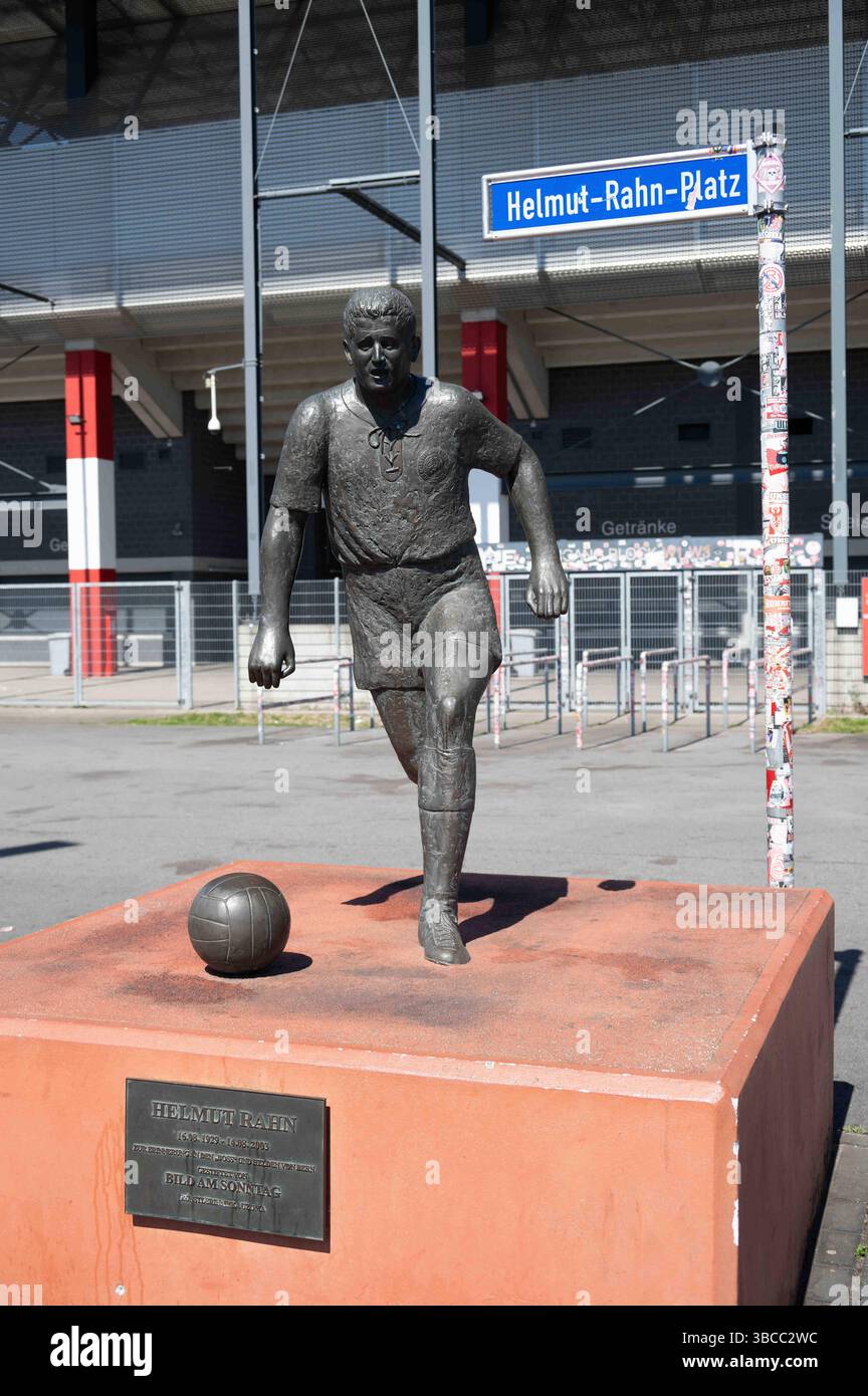 Eine Statue von Helmut Rahn, Bronze, Denkmal vor dem Stadion an der ...