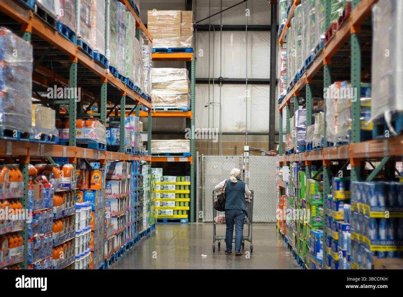 Woman inside retail store hi-res stock photography and images - Alamy
