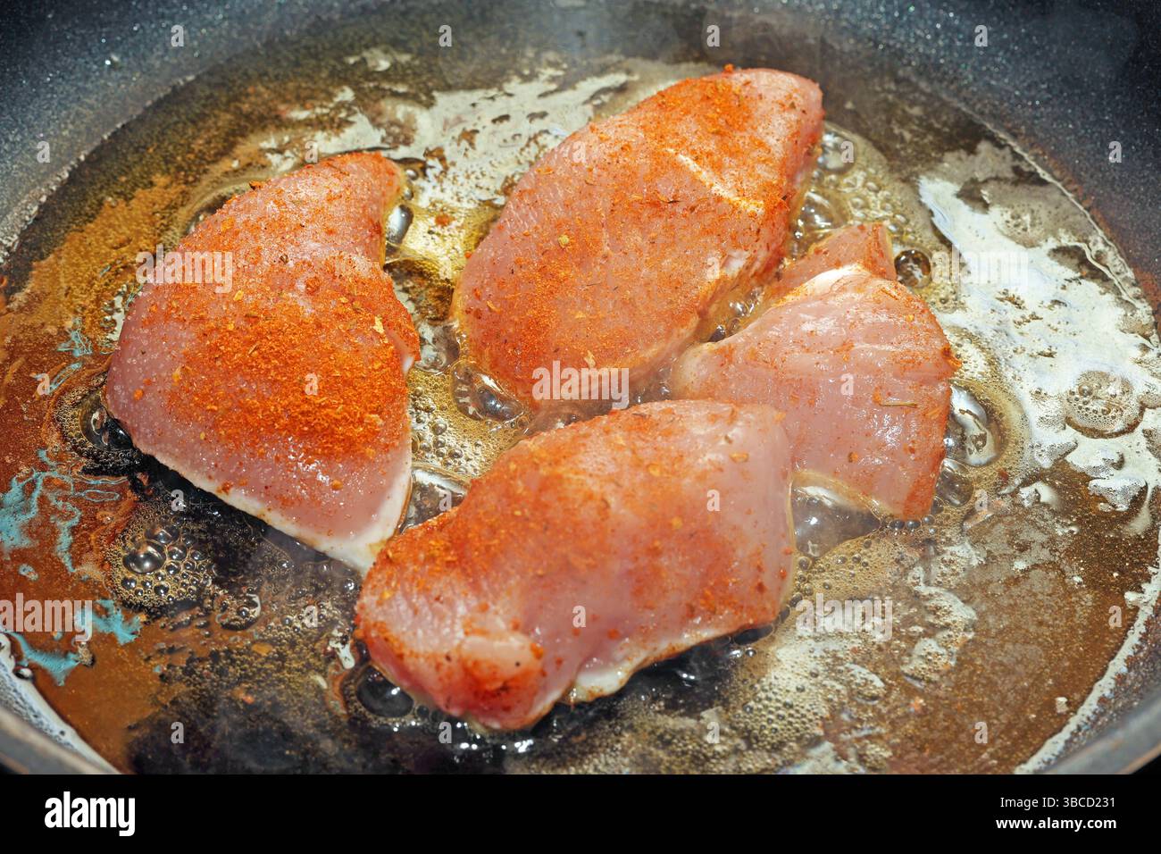Putenfleisch aus der Massentierhaltung Mit mildem Paprika gewürztes ...