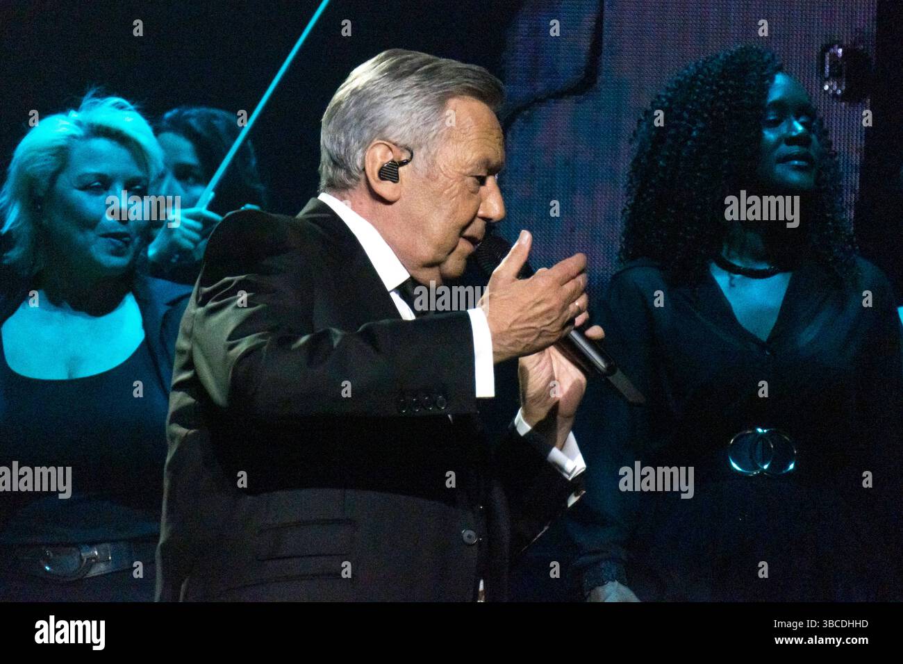 Saenger Roland Kaiser und Background Saengerinnen Christiane Eiben und  Sherita Jacklyn am 14.05.2025 beim Konzert der Arena Tournee 2025 in der  Berliner Uber Arena Roland Kaiser- Berlin *** Singer Roland Kaiser and
