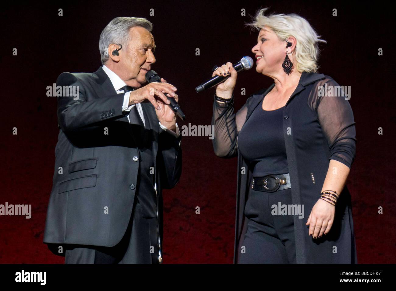 Saenger Roland Kaiser und Background Saengerinnen Christiane Eiben und  Sherita Jacklyn am 14.05.2025 beim Konzert der Arena Tournee 2025 in der  Berliner Uber Arena Roland Kaiser- Berlin *** Singer Roland Kaiser and  background singers ...