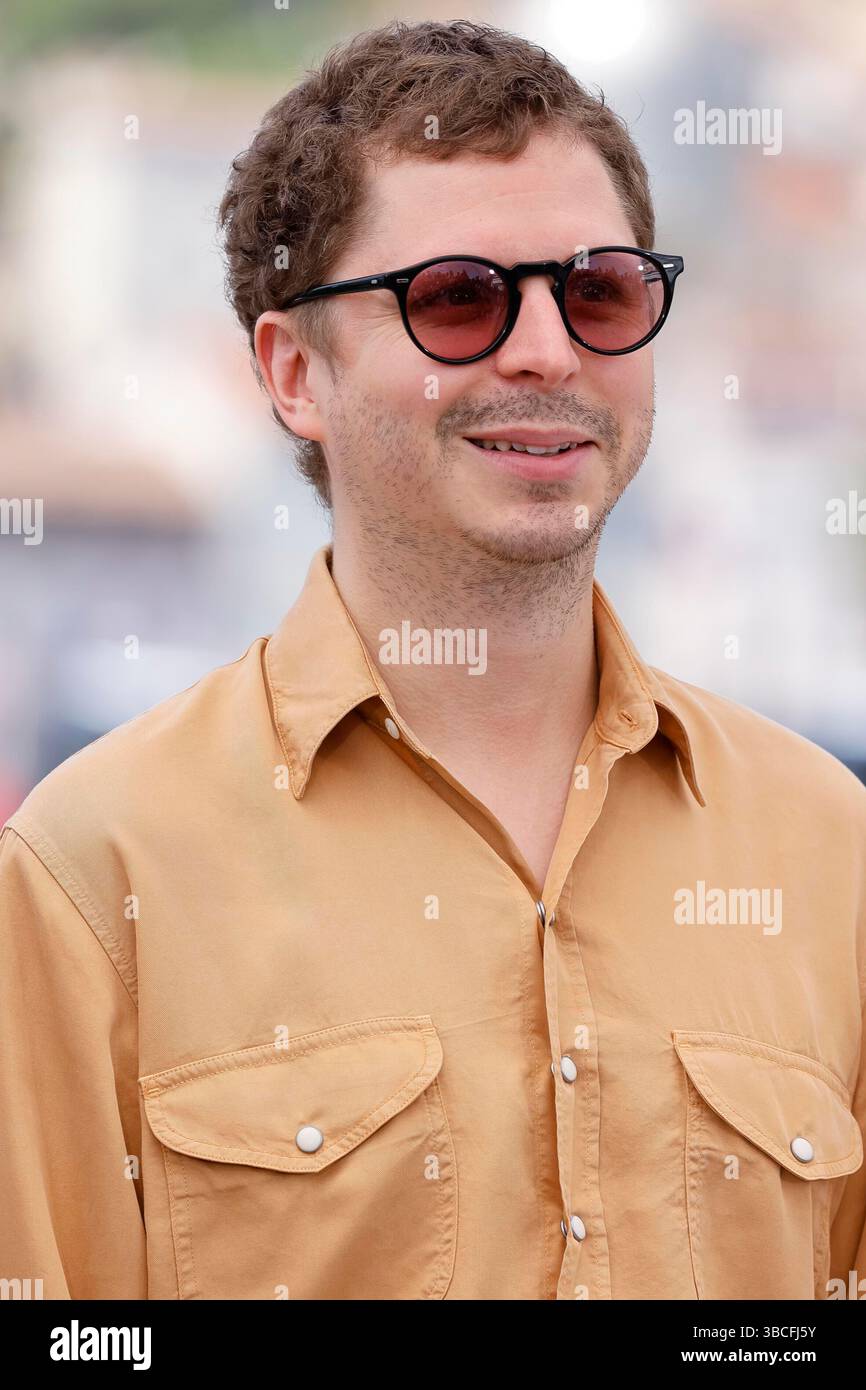 Cannes, Frankreich. 19th May, 2025. Michael Cera poses at the photocall