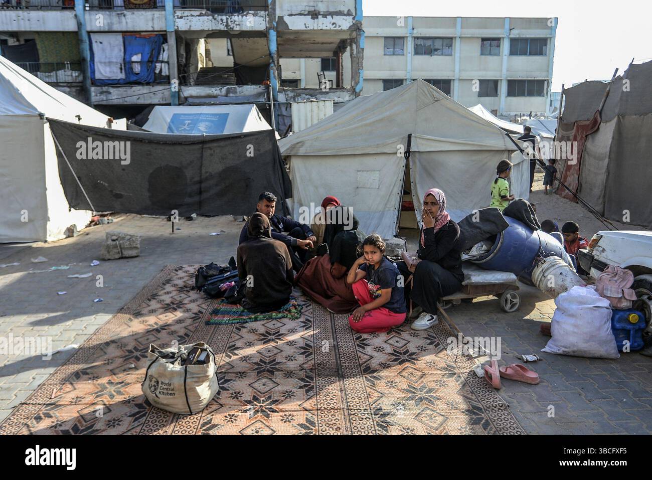 Khan Younis, Palestinian Territories. 20th May, 2025. Displaced Palestinians wait with their belongings to leave eastern Khan Yunis in the southern Gaza Strip, and head to Al-Mawasi area, after the Israeli army ordered people to immediately evacuate certain parts of the city ahead of "unprecedented attack". Credit: Abed Rahim Khatib/dpa/Alamy Live News Stock Photo