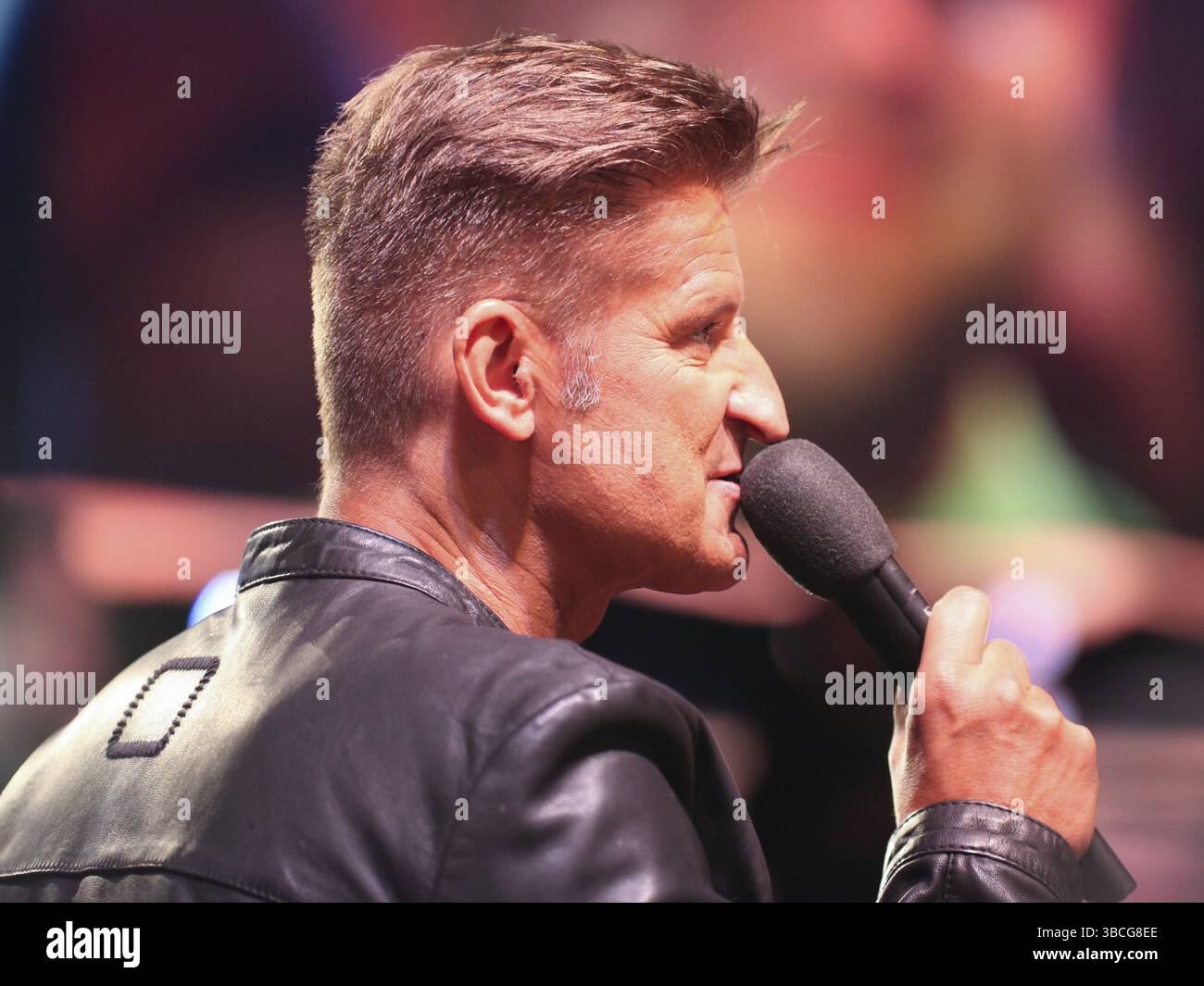 Singer pur hi-res stock photography and images - Alamy