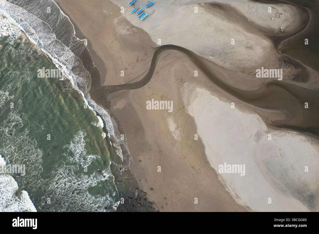 Aerial view of tropical beach hi-res stock photography and images - Alamy