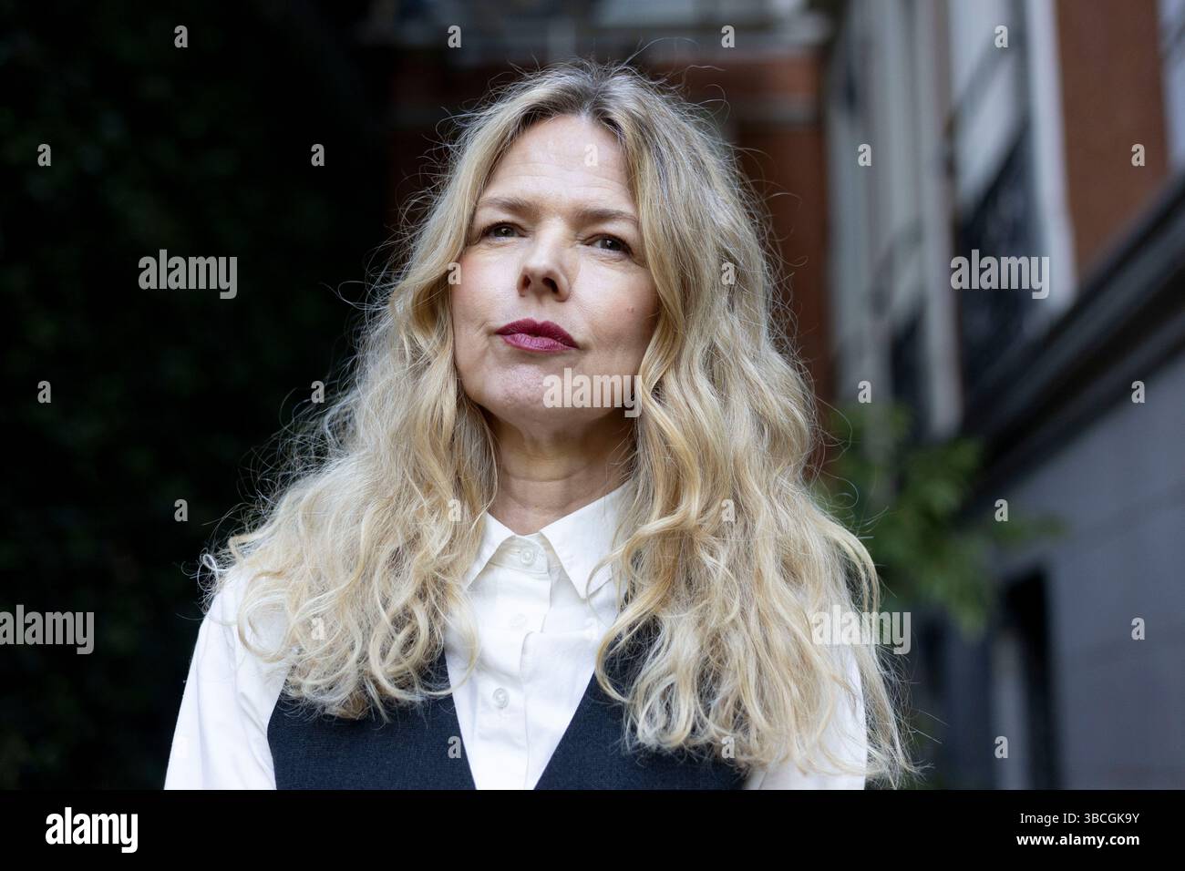 Christina Rosenvinge Poses portrait session 'Hombres íntegros', at Casa ...