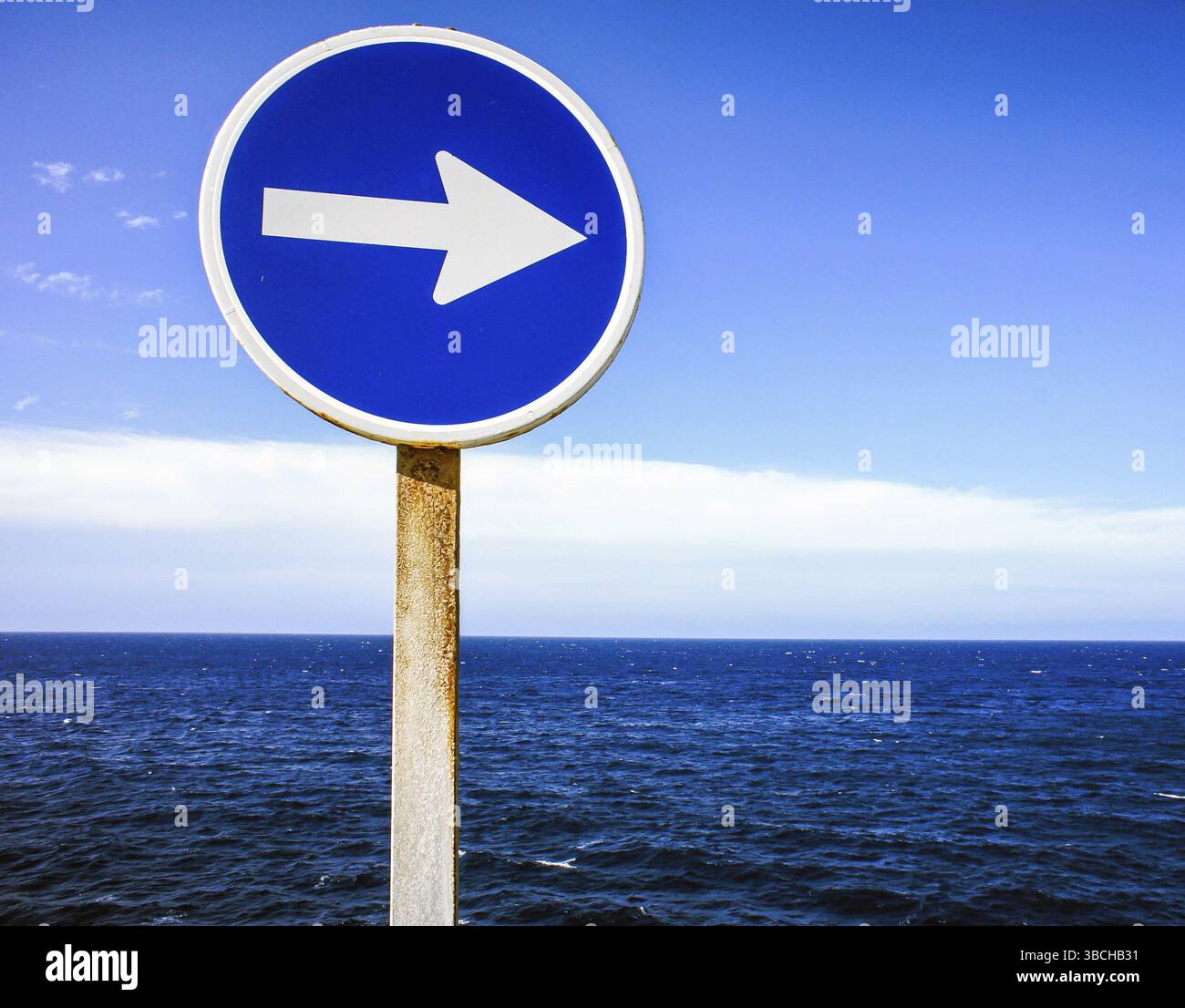 Di Raction Sign A Blue Direction Sign Indicating the Direction of Waves Stock Photo - Alamy