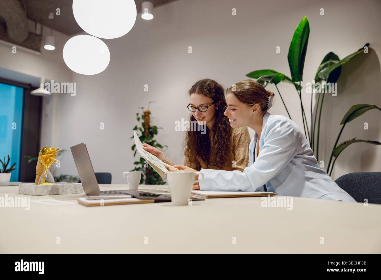 Collaborative Work Environments in a Contemporary Office Setting for Team Success and Growth Stock Photo