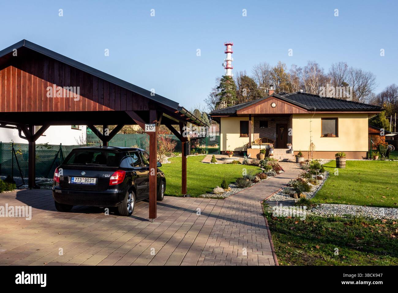 Car near big house hi res stock photography and images Alamy
