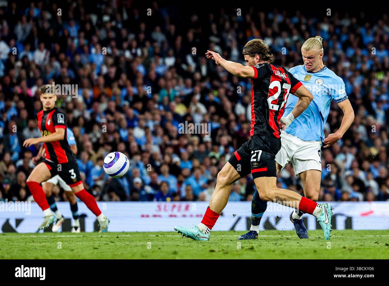 Halanda Erling haaland shoots hi-res stock photography and images - Alamy