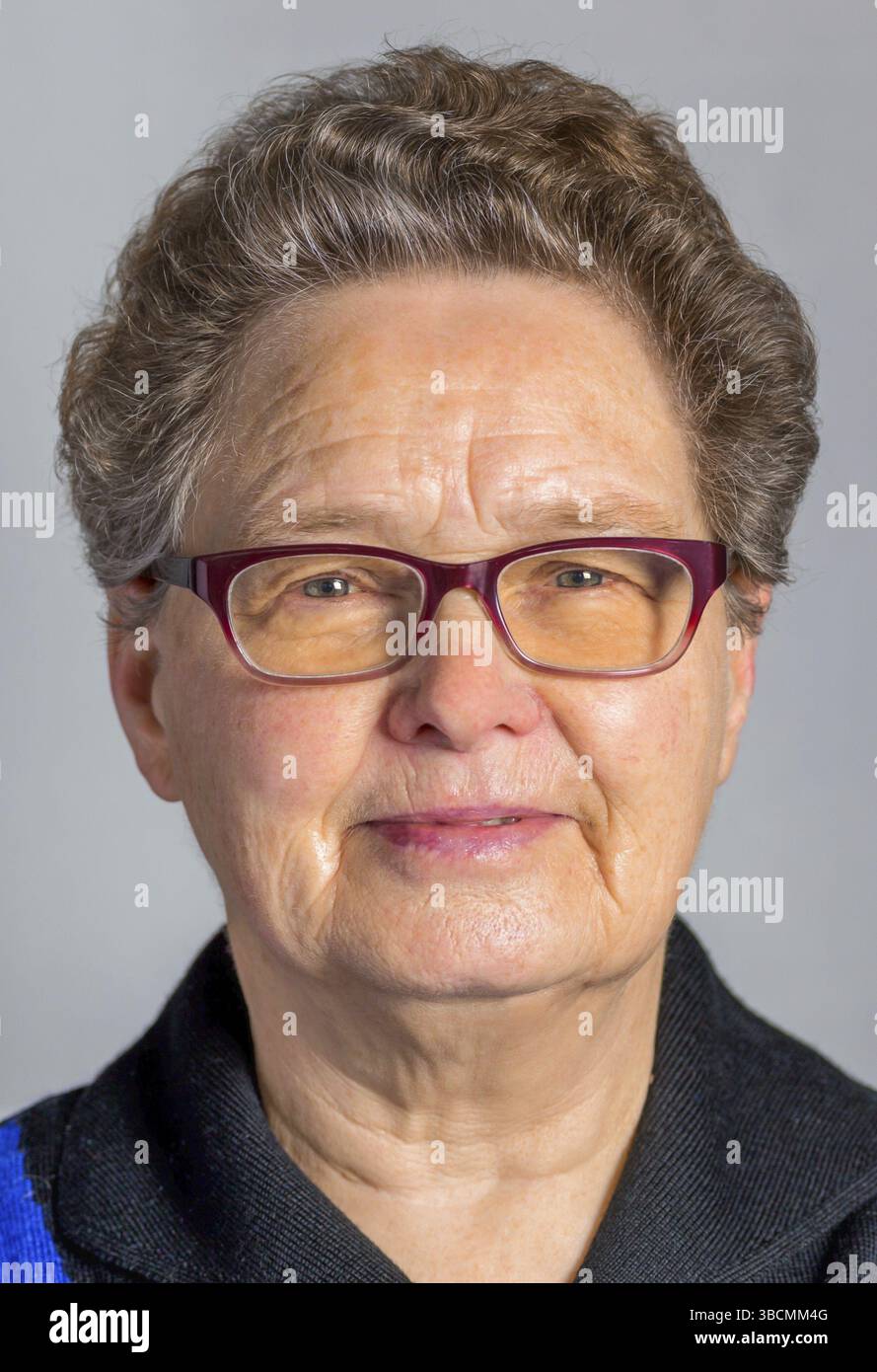 [elderly woman wearing glasses hi-res stock photography and images - Alamy