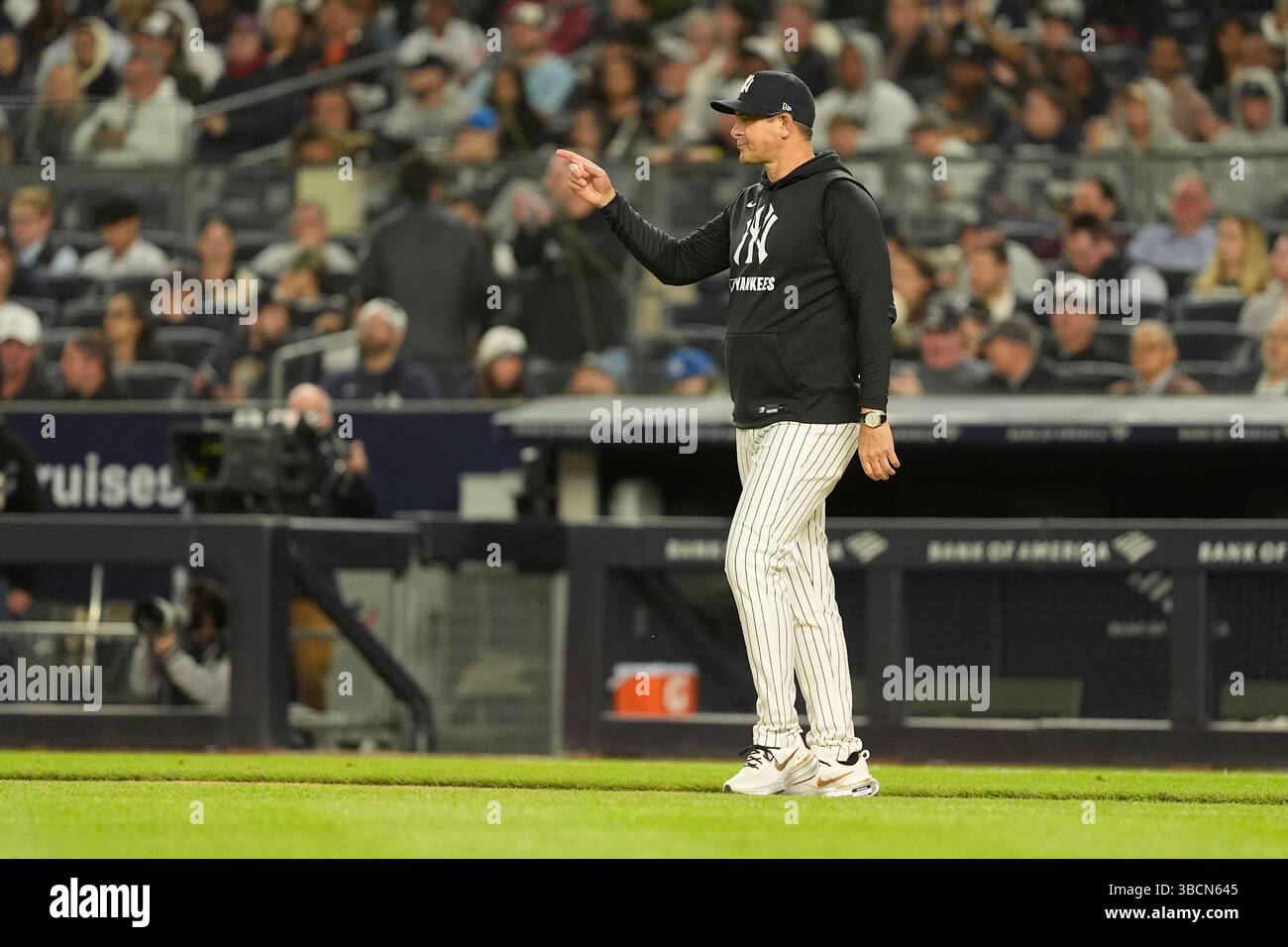 BRONX, NY - MAY 20: New York Yankees Manager Aaron Boone (17) signals ...