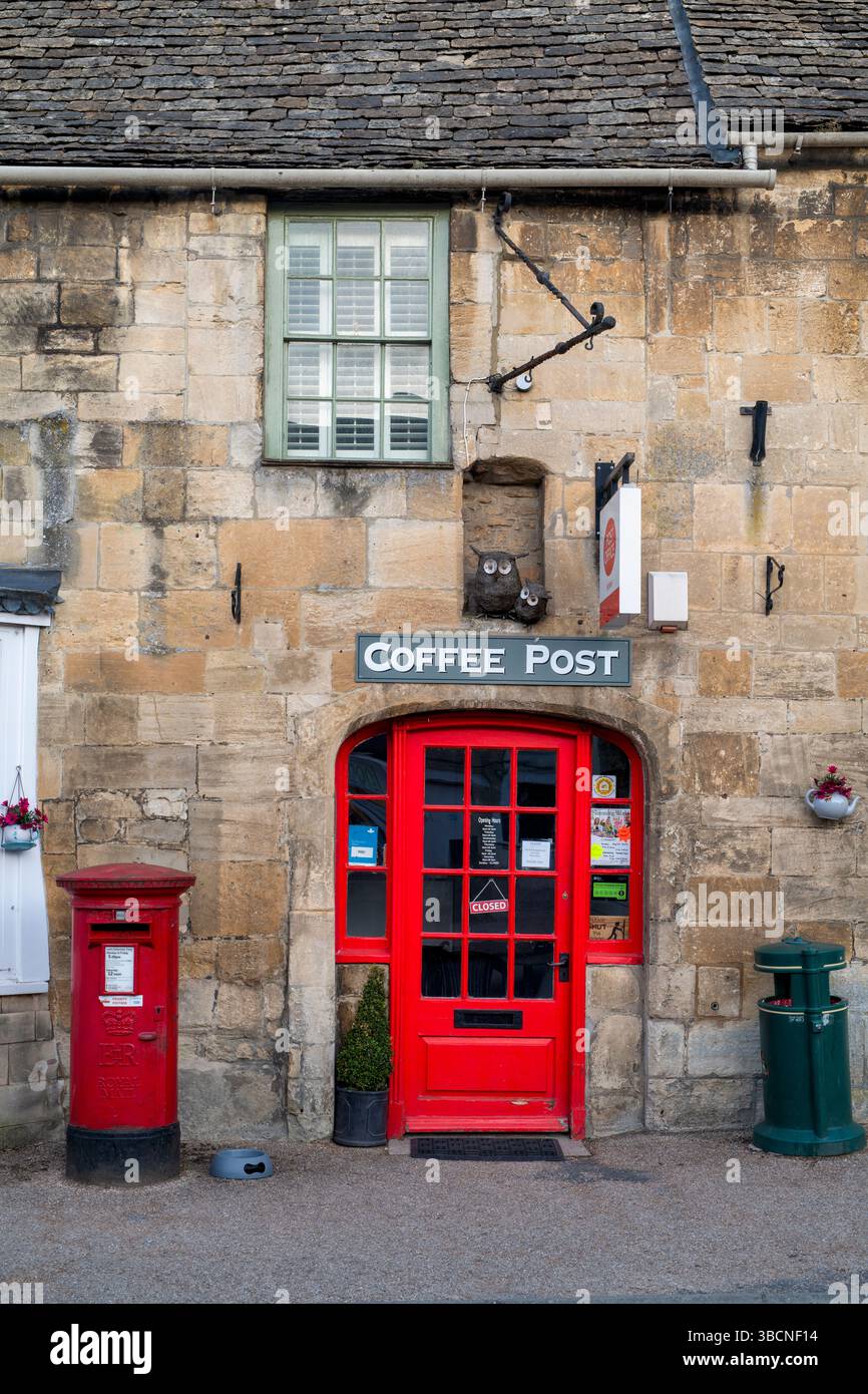 Post office and Coffee Shop in Fairford, Cotswolds, Gloucestershire, England Stock Photo