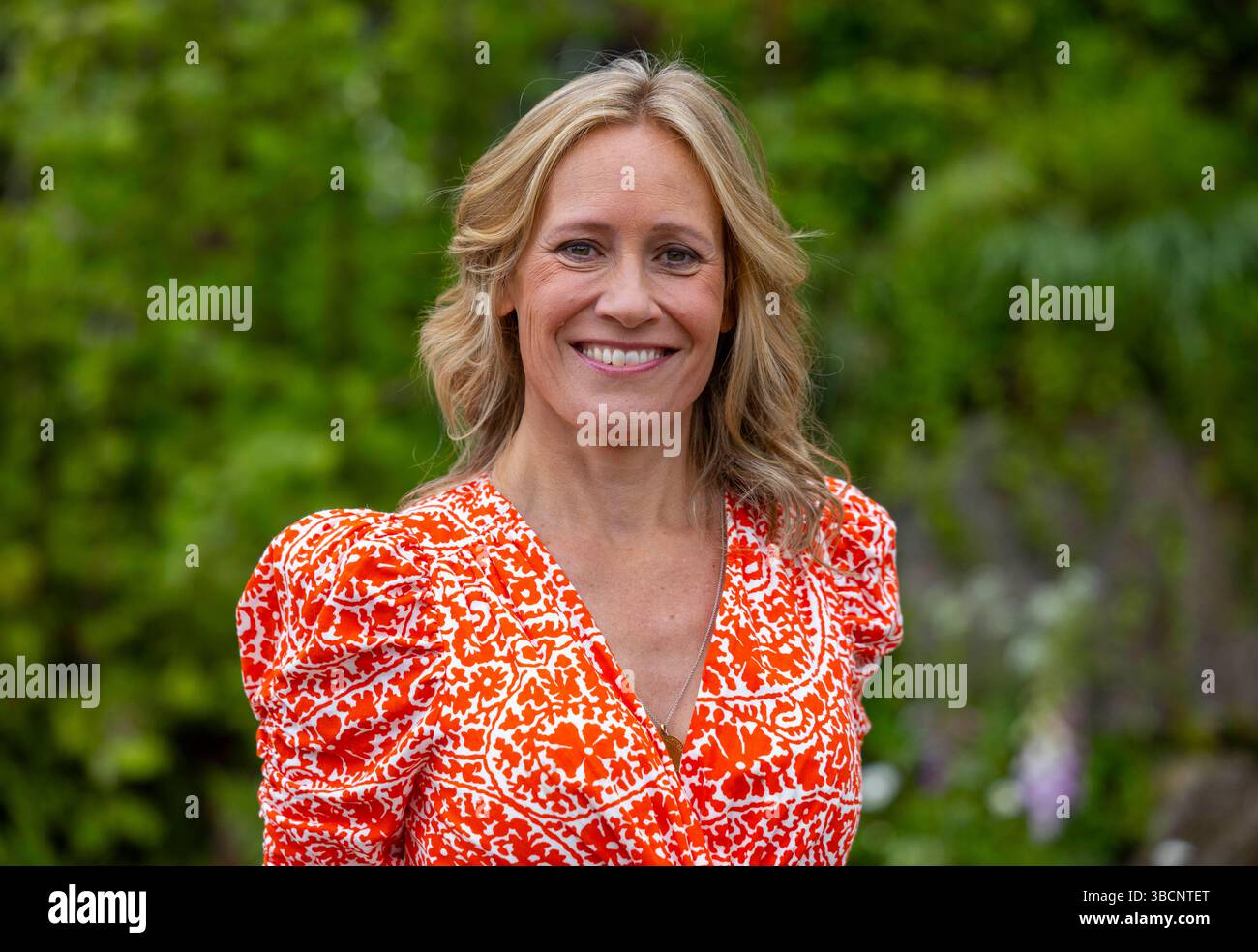 Sophie Raworth Broadcaster And Journalist At The RHS Chelsea Flower sophie-raworth-broadcaster-and-journalist-at-the-rhs-chelsea-flower