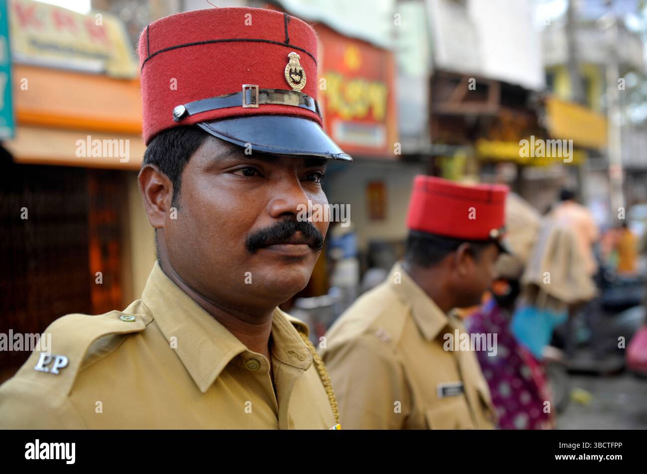 Asie,Inde du Sud,Tamil Nadu,Pondicherry,policier portant un kepi rouge/Policemen with French red kepi in Puducherry (Pondicherry) in Tamil Nadu,South Stock Photo