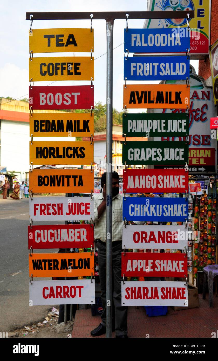 Inde du Sud,Etat du Kerala,gros plan sur pancartes indiquant des noms de boissons ˆ l'extrieur d'un bistrot/Drink menu sign in state of Kerala,South Stock Photo