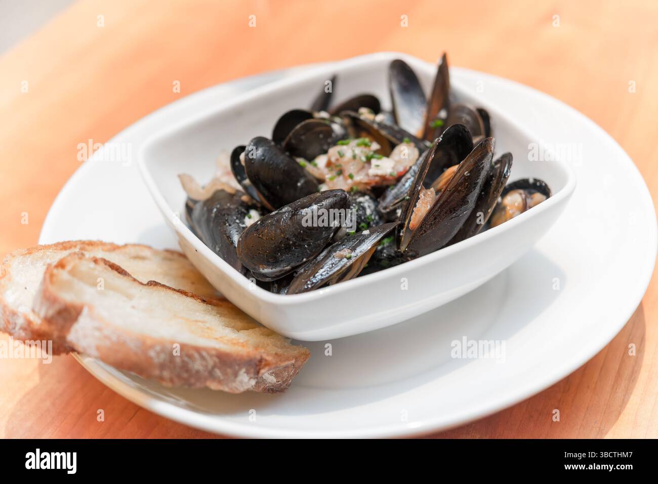 Elegant mussel plating hi-res stock photography and images - Alamy