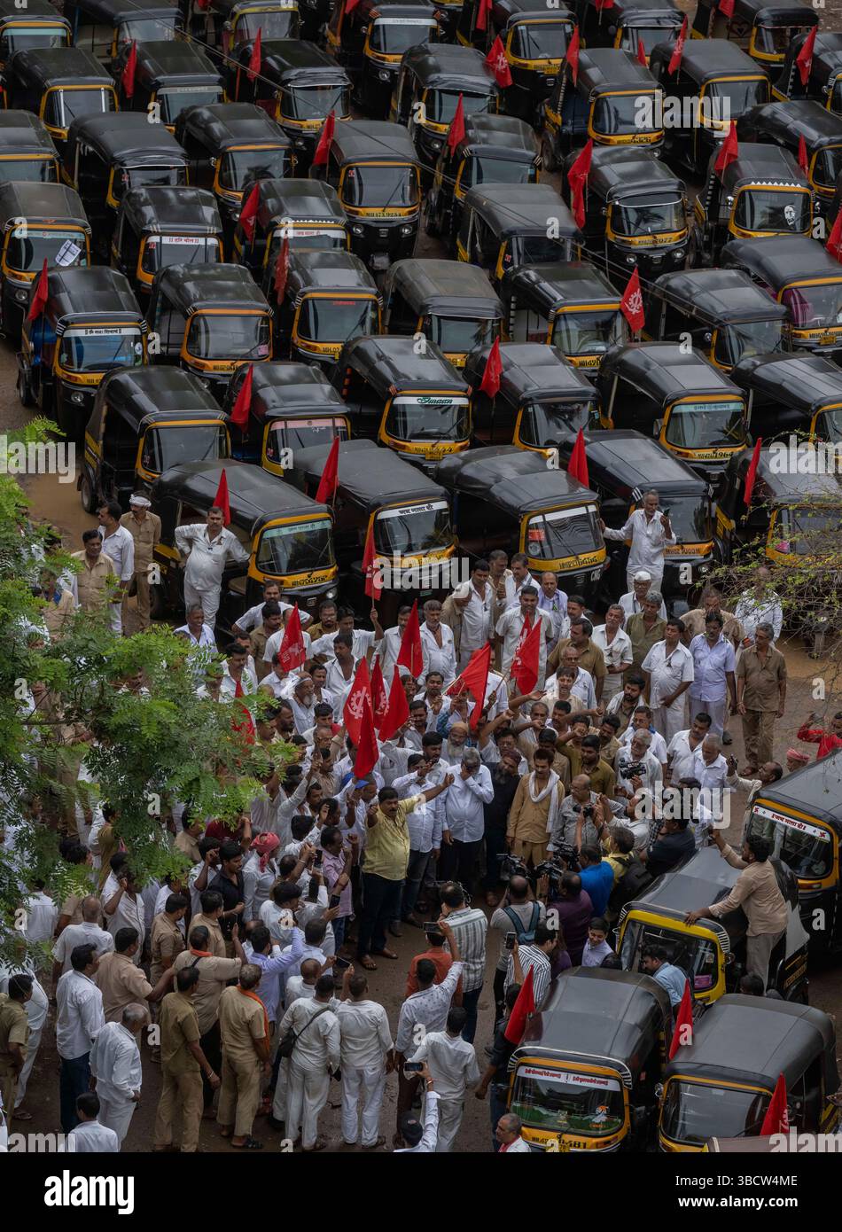 Mumbai, India. 21st May, 2025. MUMBAI, INDIA - MAY 21: Members of ...