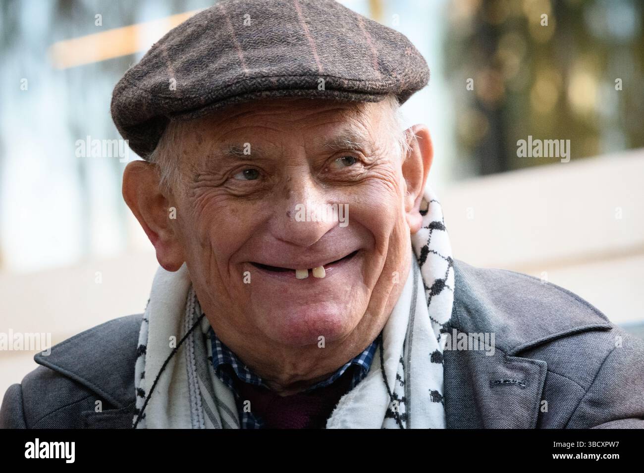 London, UK. 21 May, 2025. Stephen Kapos, 87, a survivor of the Nazi Holocaust joins Palestine supporters rallying outside New Scotland Yard, headquarters of the Metropolitan Police force, protesting the manner in which opponents of UK support for Israel's war on Gaza have been policed. Mr Kapos was interviewed by police following a protest at which several Palestine supporters were arrested. The rally called for public order charges against leaders of the Palestine Coalition to be dropped and an end to the 'crackdown' on the right to protest. Credit: Ron Fassbender/Alamy Live News Stock Photo
