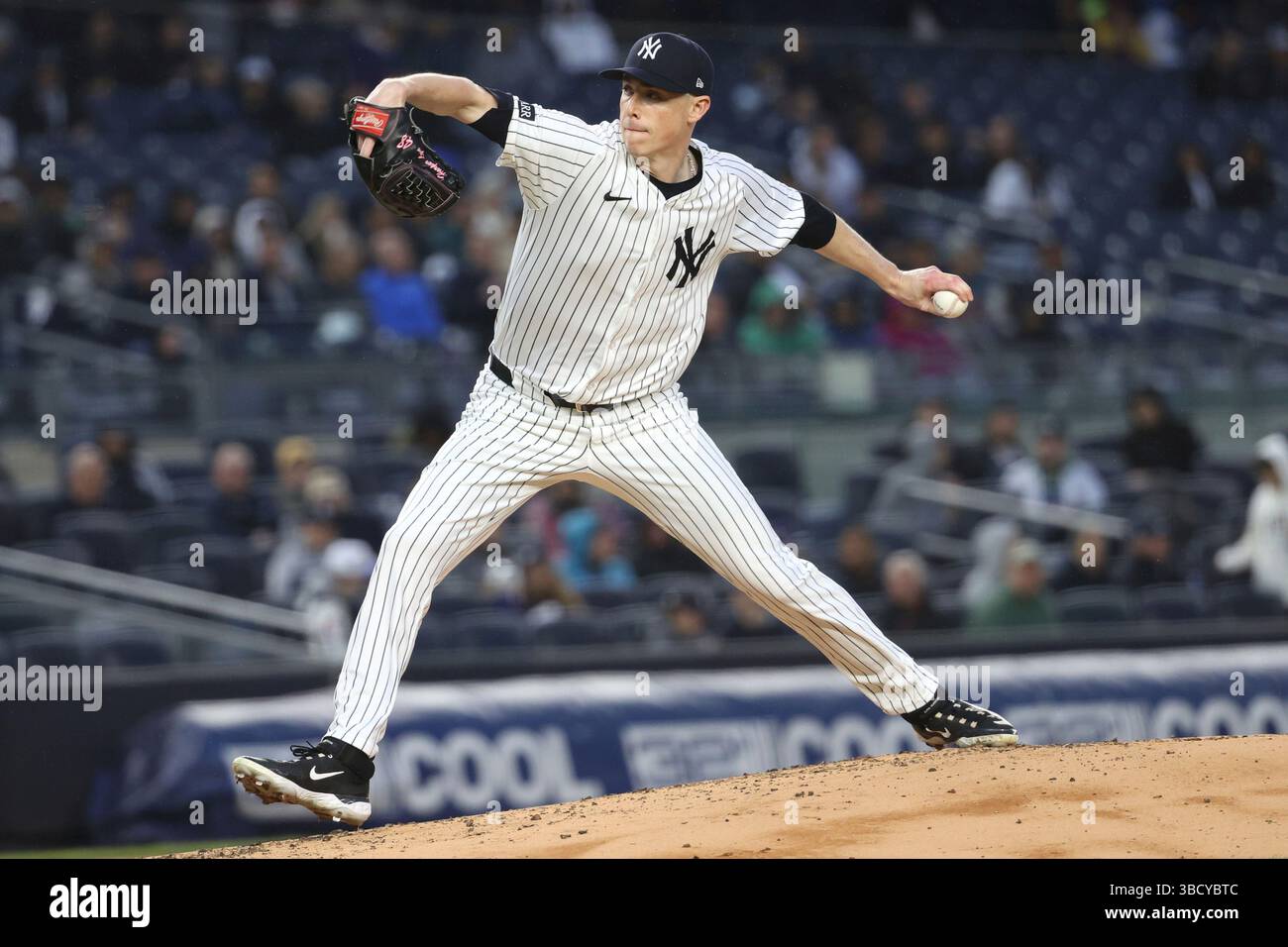 Ryan Yarbrough throwing a pitch against the Texas Rangers