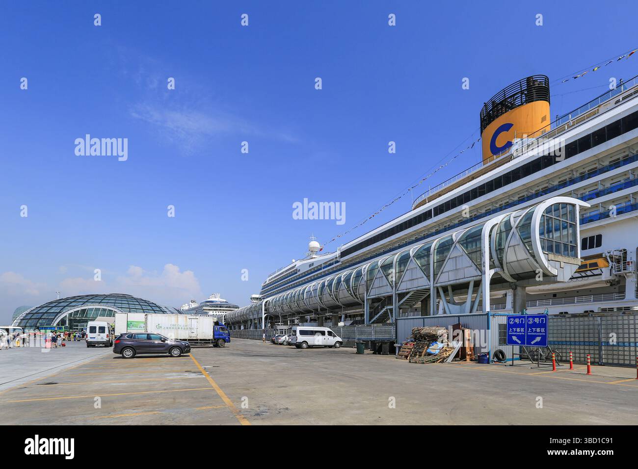 Shanghai promote cruises hi-res stock photography and images - Alamy