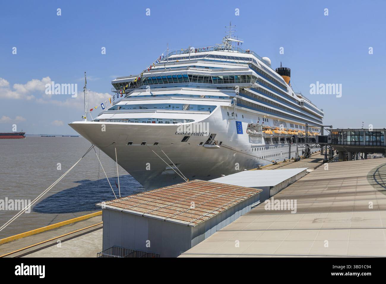 Shanghai promote cruises hi-res stock photography and images - Alamy