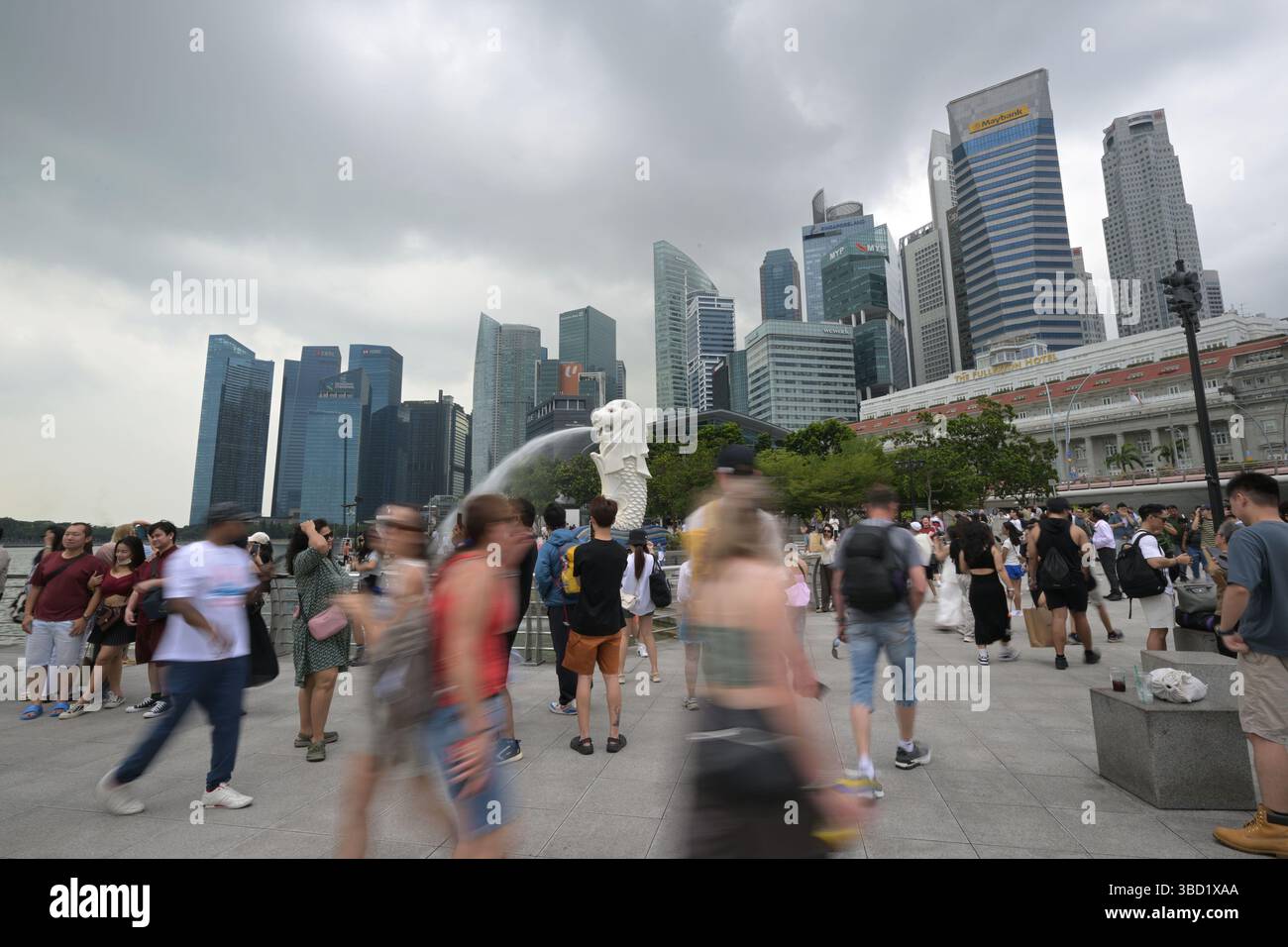 Singapore. 22nd May, 2025. Tourists visit Singapore's Marina Bay area on May 22, 2025. Singapore's economy expanded 3.9 percent in the first quarter from a year earlier, easing from 5.0 percent growth in the previous quarter, official data showed on Thursday. Credit: Then Chih Wey/Xinhua/Alamy Live News Stock Photo
