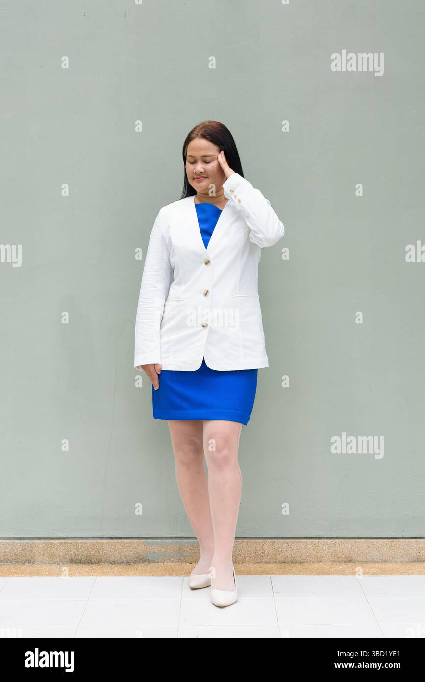 Woman standing full length hi-res stock photography and images - Alamy