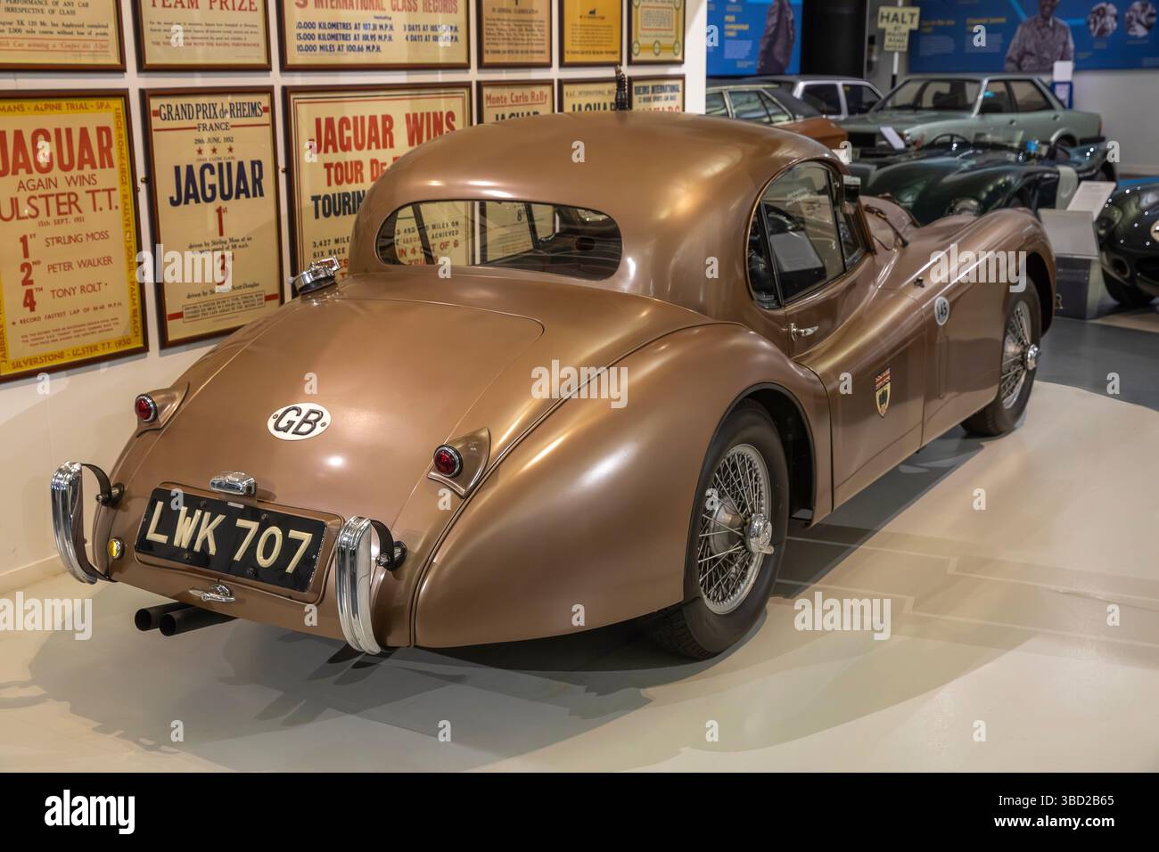 Vintage jaguar xk120 hi-res stock photography and images - Alamy