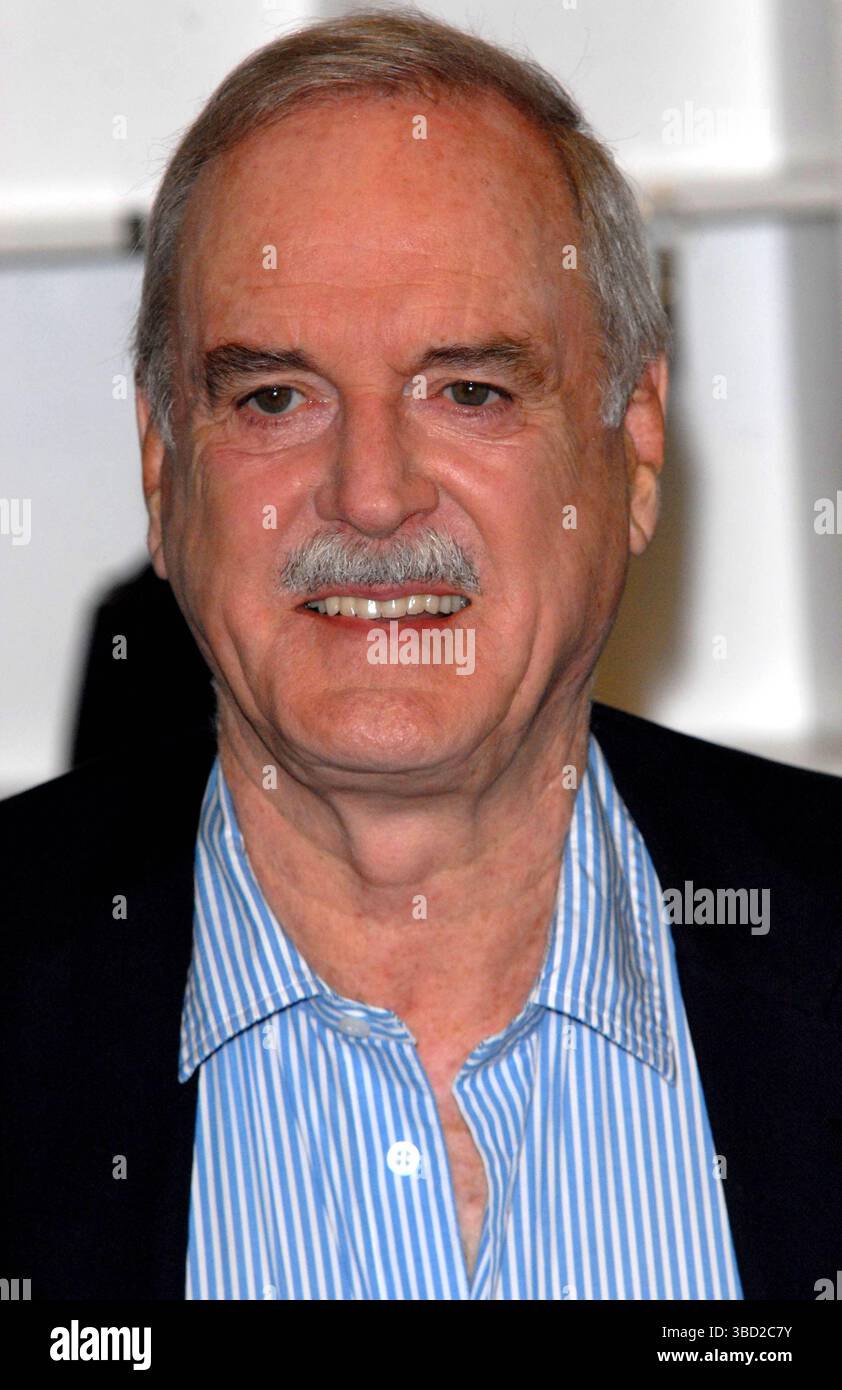 HWC Trading FR A4 Fawlty Towers John Cleese & Cast Regali Stampati Autografo Firmato Immagine Per Programma Televisivo Memorabilia Tifosi - A4 Framed