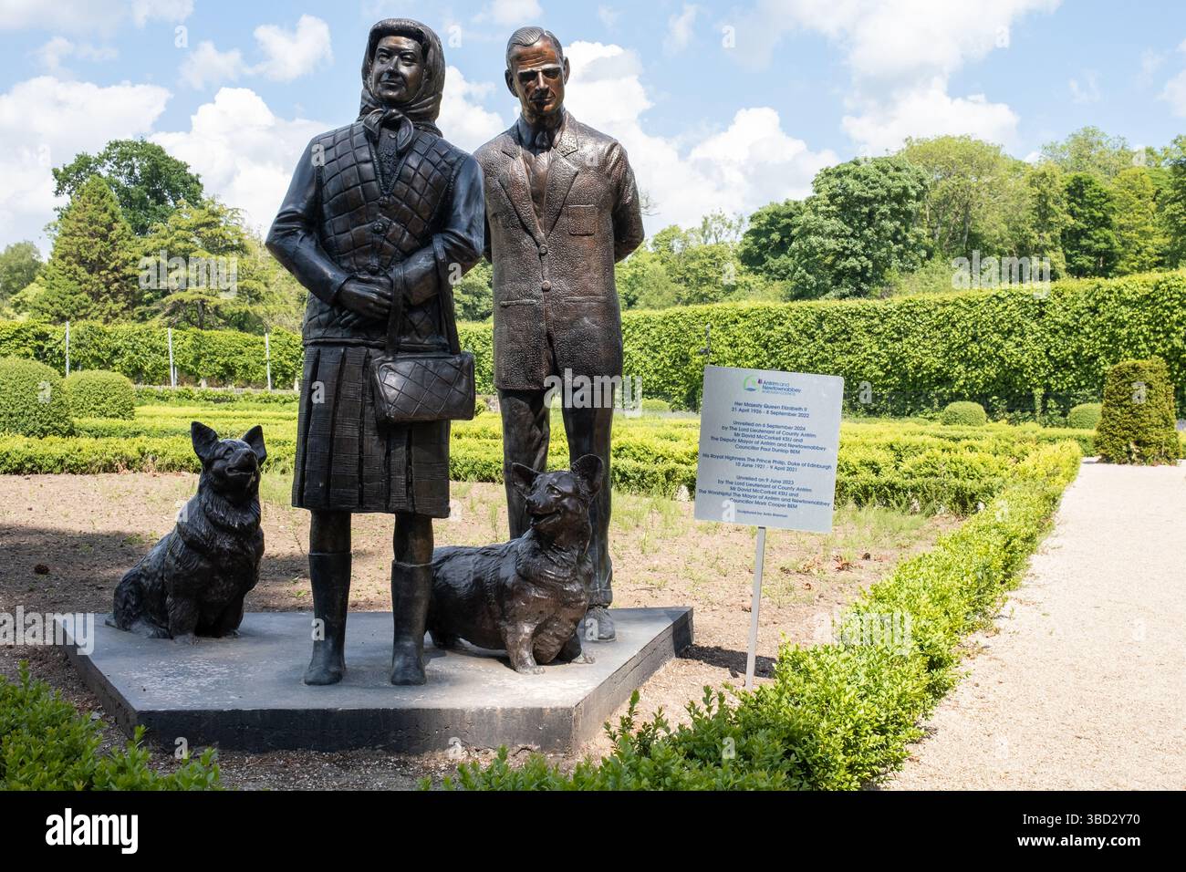 Sculpture queen elizabeth prince hi-res stock photography and images - Alamy, image size:1300x956