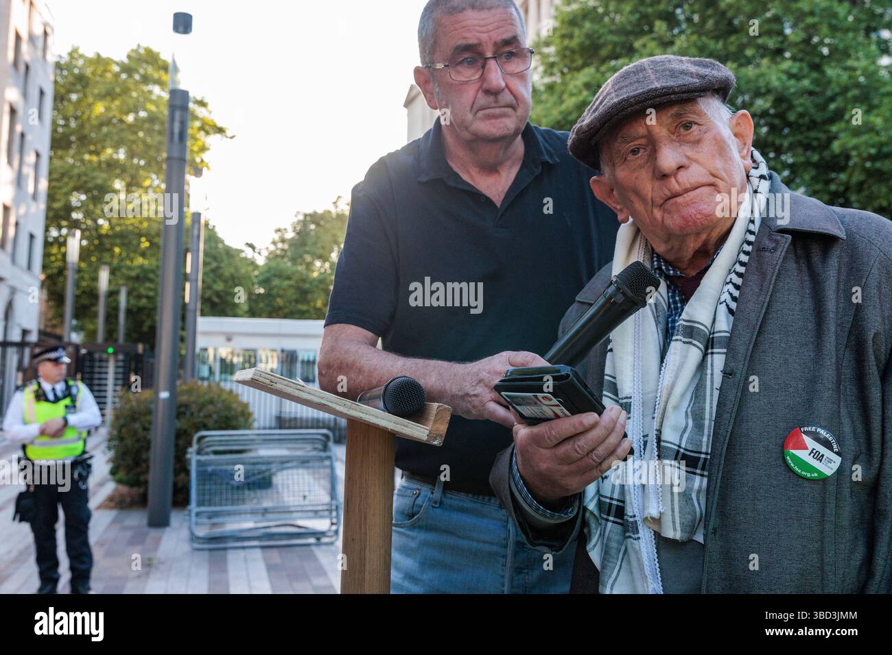 London, UK. 21st May, 2025. Holocaust survivor Stephen Kapos (r) addresses supporters outside New Scotland Yard during a Defend The Right to Protest demonstration. Speakers demanded that the right to protest be protected and that the Metropolitan Police drop charges against non-violent pro-Palestinian protesters including Chris Nineham, Vice-Chair of Stop The War Coalition, and Ben Jamal, Director of the Palestine Solidarity Campaign (PSC). Credit: Mark Kerrison/Alamy Live News Stock Photo