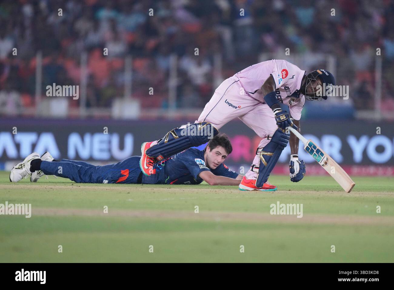 Gujarat Titans' Sherfane Rutherford collides with Lucknow Super Giants ...