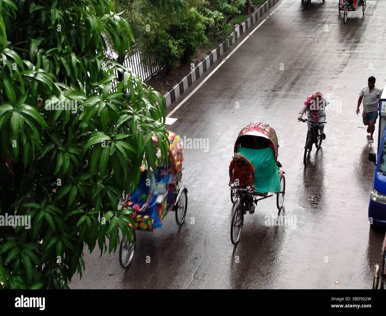Hasan Reksha Dhaka, Bangladesh. 21st May, 2025. A rickshaw passenger uses a plastic ...