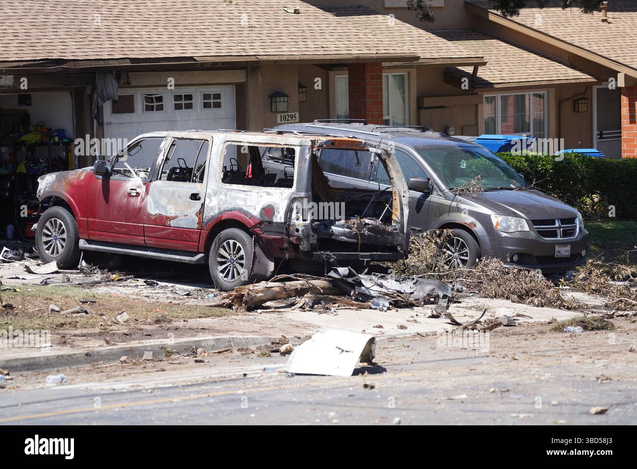 San Diego, United States. 22nd May, 2025. Vehicles are destroyed by the plane crash. A Cessna 500 private jet crashed into San Diego's Murphy Canyon neighborhood early on May 22 while approaching Montgomery-Gibbs Executive Airport, killing at least two people. The crash sparked fires and destroyed several homes and vehicles. Federal investigators from the FAA and NTSB are on scene, and nearby residents have been ordered to evacuate as the investigation and cleanup continue. Credit: SOPA Images Limited/Alamy Live News Stock Photo