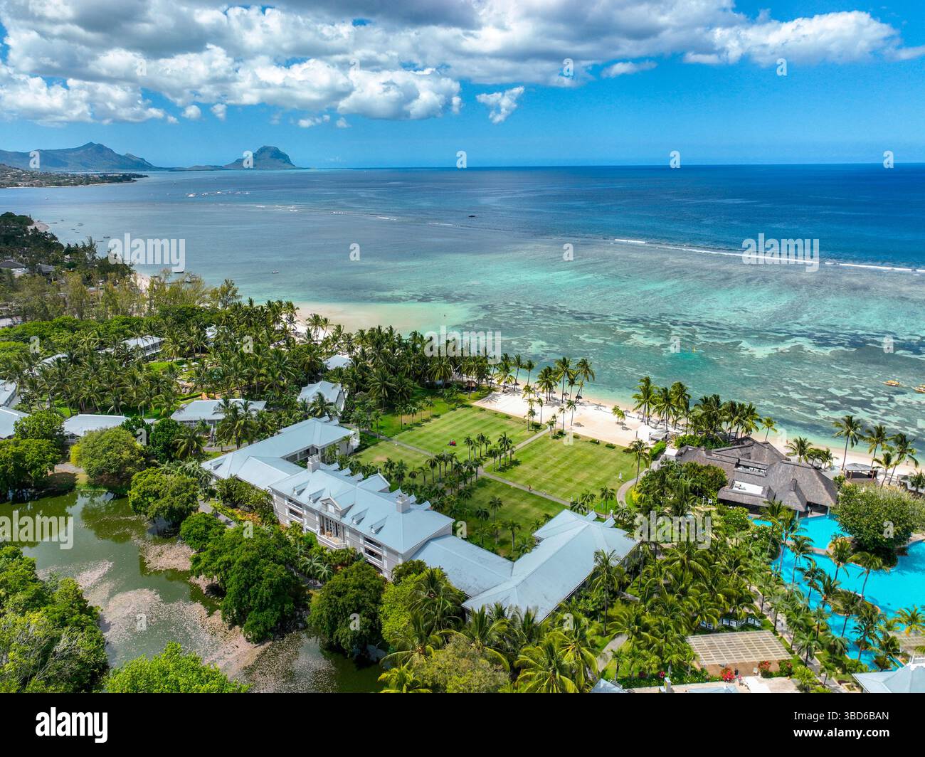 Wide aerial tropical resort hi-res stock photography and images - Alamy