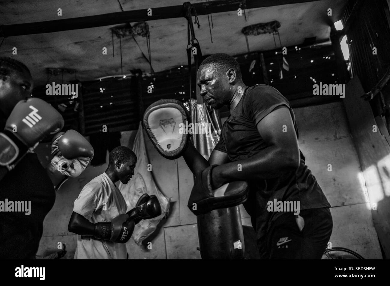 African Boxing Ropes Boxing in Katanga slum, Kampala, Uganda, Africa Stock Photo - Alamy
