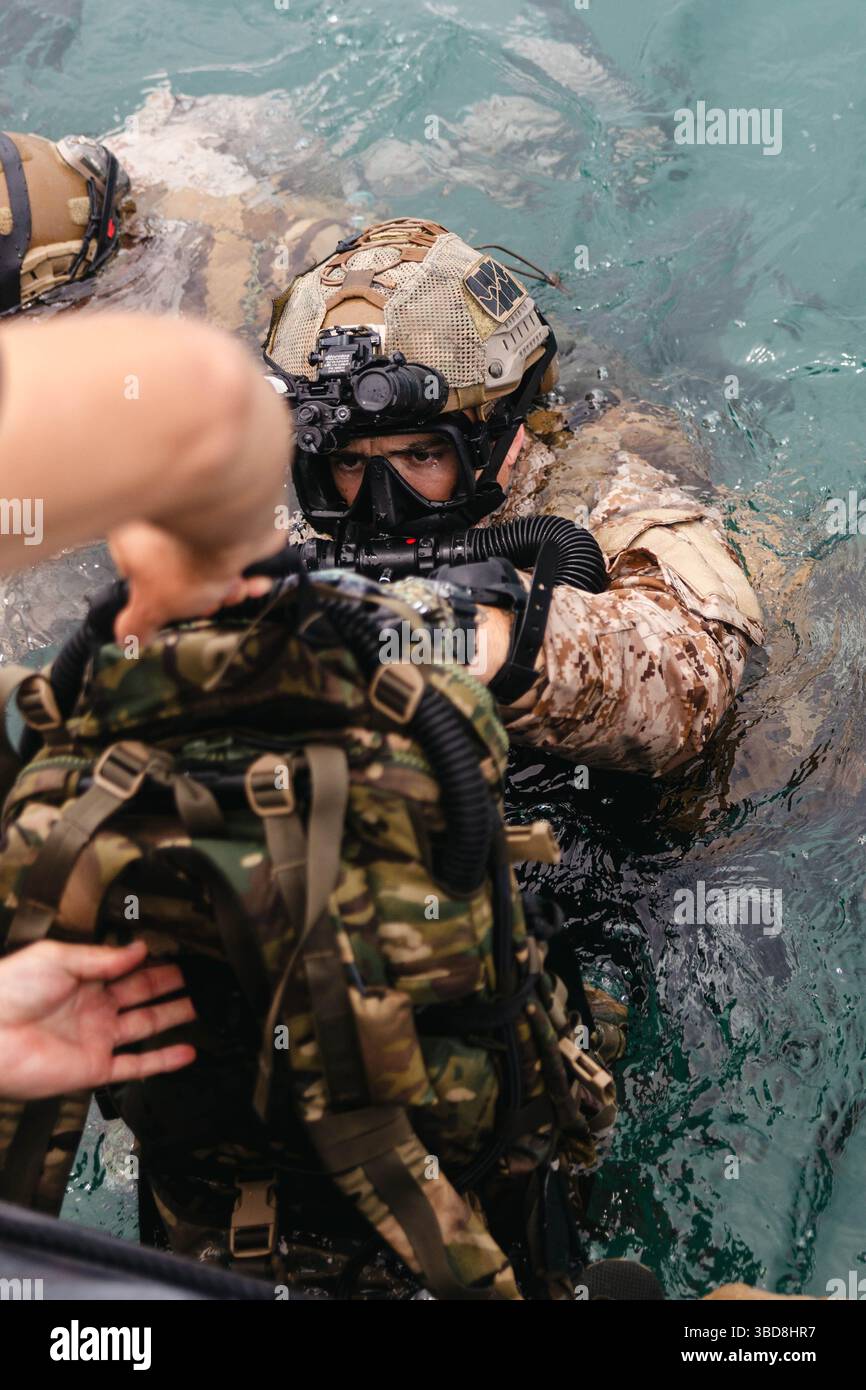 Sgt Reed U.S. Marine Corps Staff Sgt. Reed Bunyard, left, a reconnaissance ...