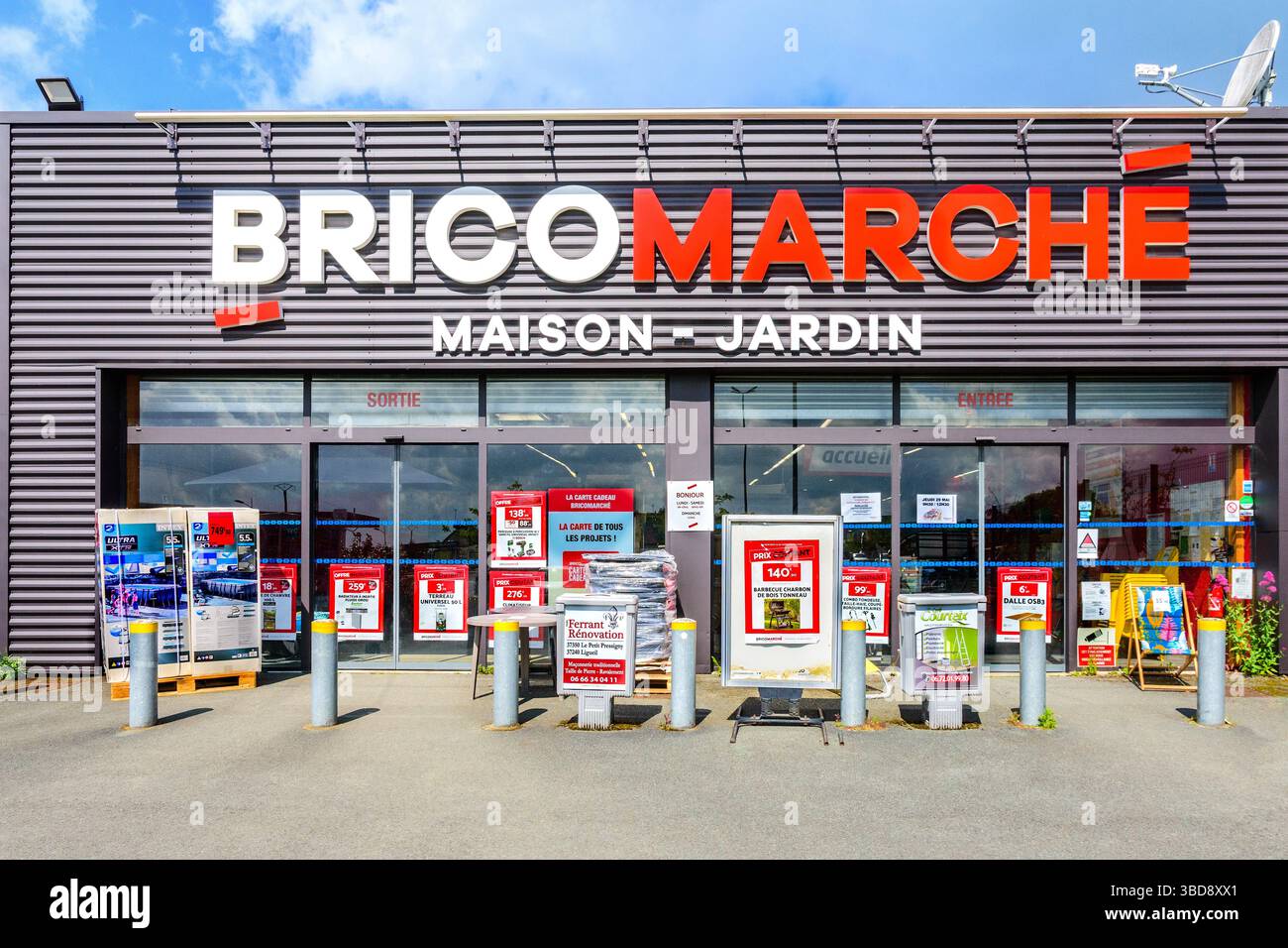Front entrance and signage of the Bricomarché house and garden suppliers to the trade and public - Yzeures-sur-Creuse, Indre-et-Loire (37), France. Stock Photo