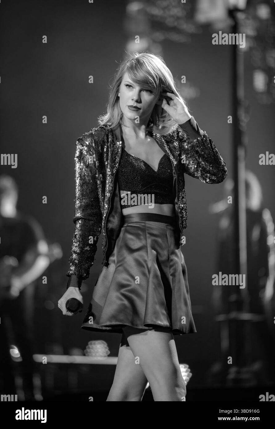 Taylor swift dress Black and White Stock Photos & Images - Alamy