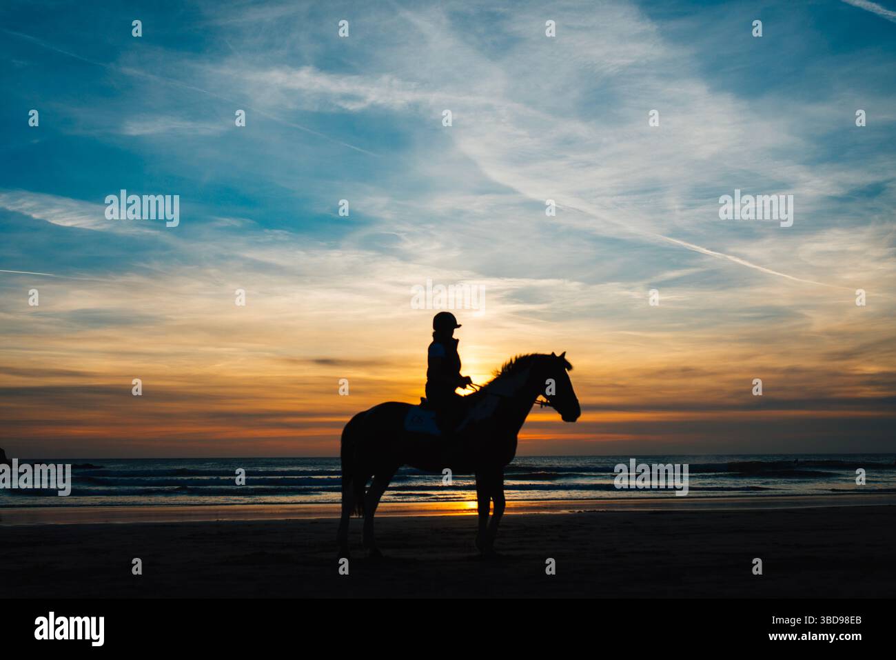 Horse silhouette sunset hi-res stock photography and images - Page 2 - Alamy, image size:1300x957