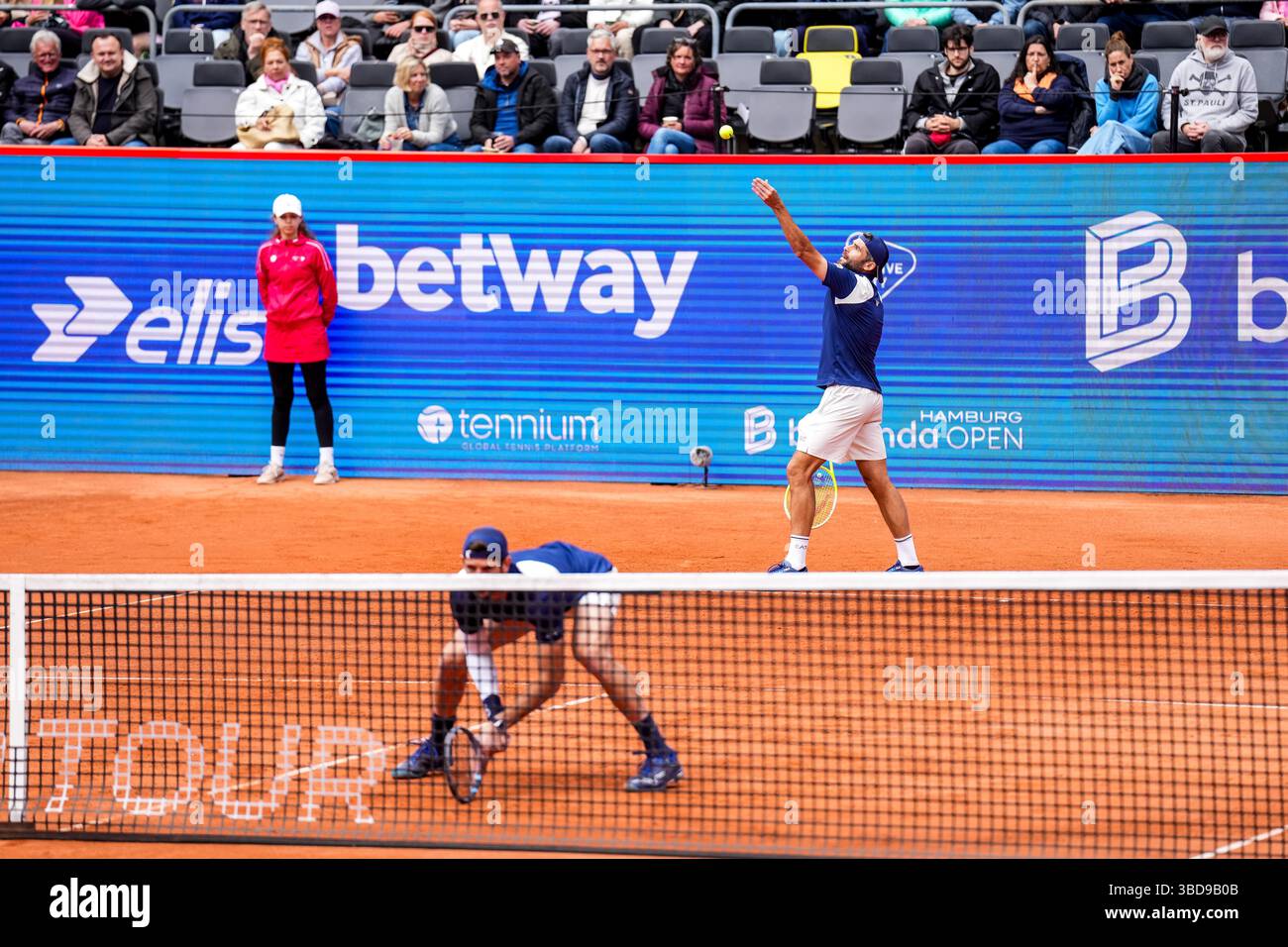 HAMBURG, GERMANY - MAY 23: Simone Bolelli of Italy serves in his Men's Doubles Semi Final match with Andrea Vavassori of Italy against Joe Salisbury of Great Britain and Neal Skupski of Great Britain during Day Seven of the Bitpanda Hamburg Open at Am Rothenbaum on May 23, 2025 in Hamburg, Germany. (Photo by Rene Nijhuis) Stock Photo