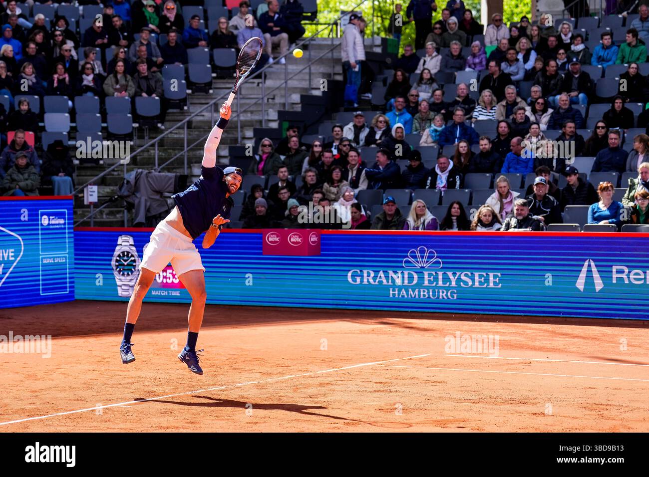 HAMBURG, GERMANY - MAY 23: Andrea Vavassori of Italy serves in his Men's Doubles Semi Final match with Simone Bolelli of Italy against Joe Salisbury of Great Britain and Neal Skupski of Great Britain during Day Seven of the Bitpanda Hamburg Open at Am Rothenbaum on May 23, 2025 in Hamburg, Germany. (Photo by Rene Nijhuis) Stock Photo