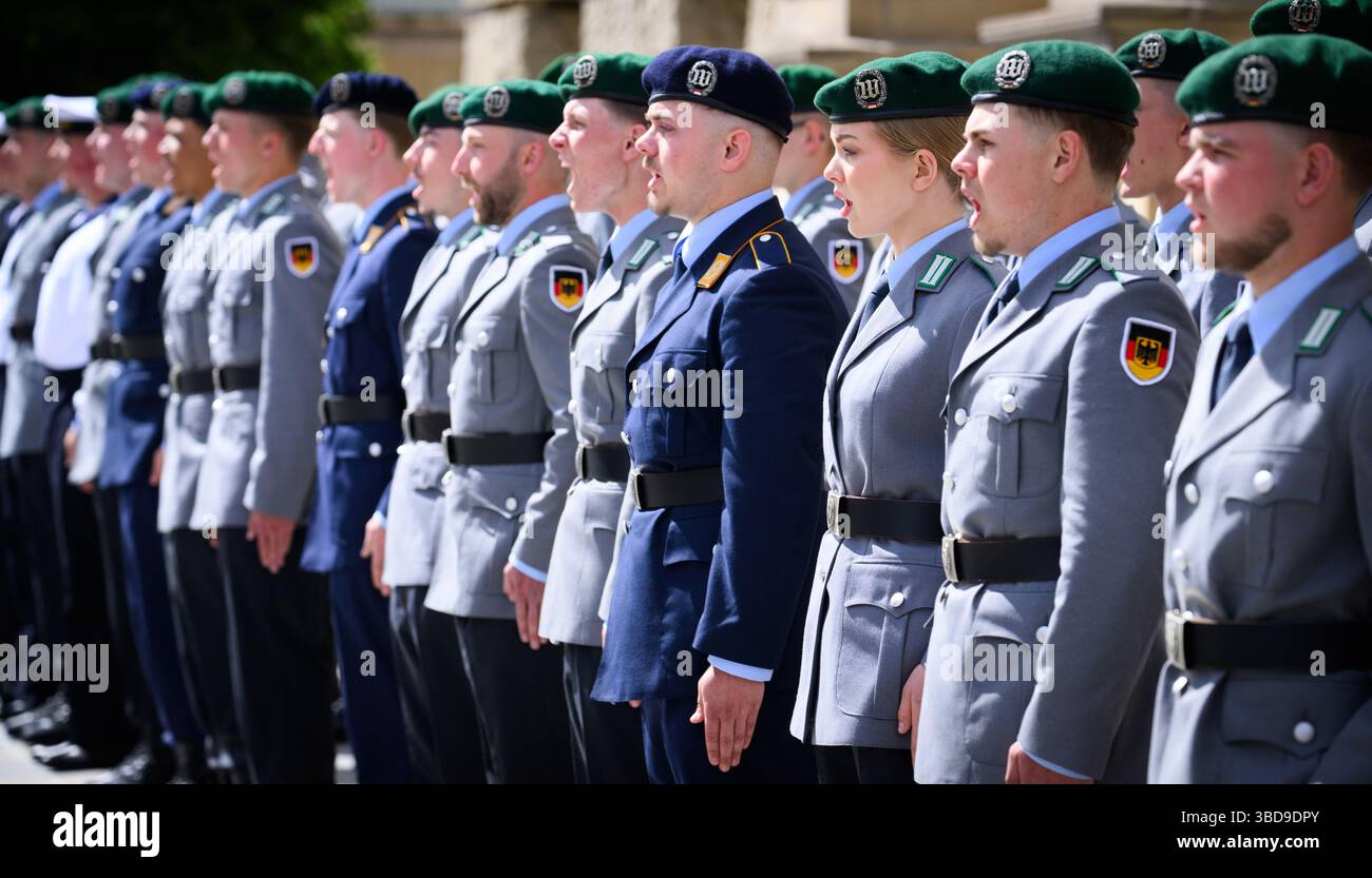 Berlin, Germany. 23rd May, 2025. Recruits stand in front of the Berlin ...