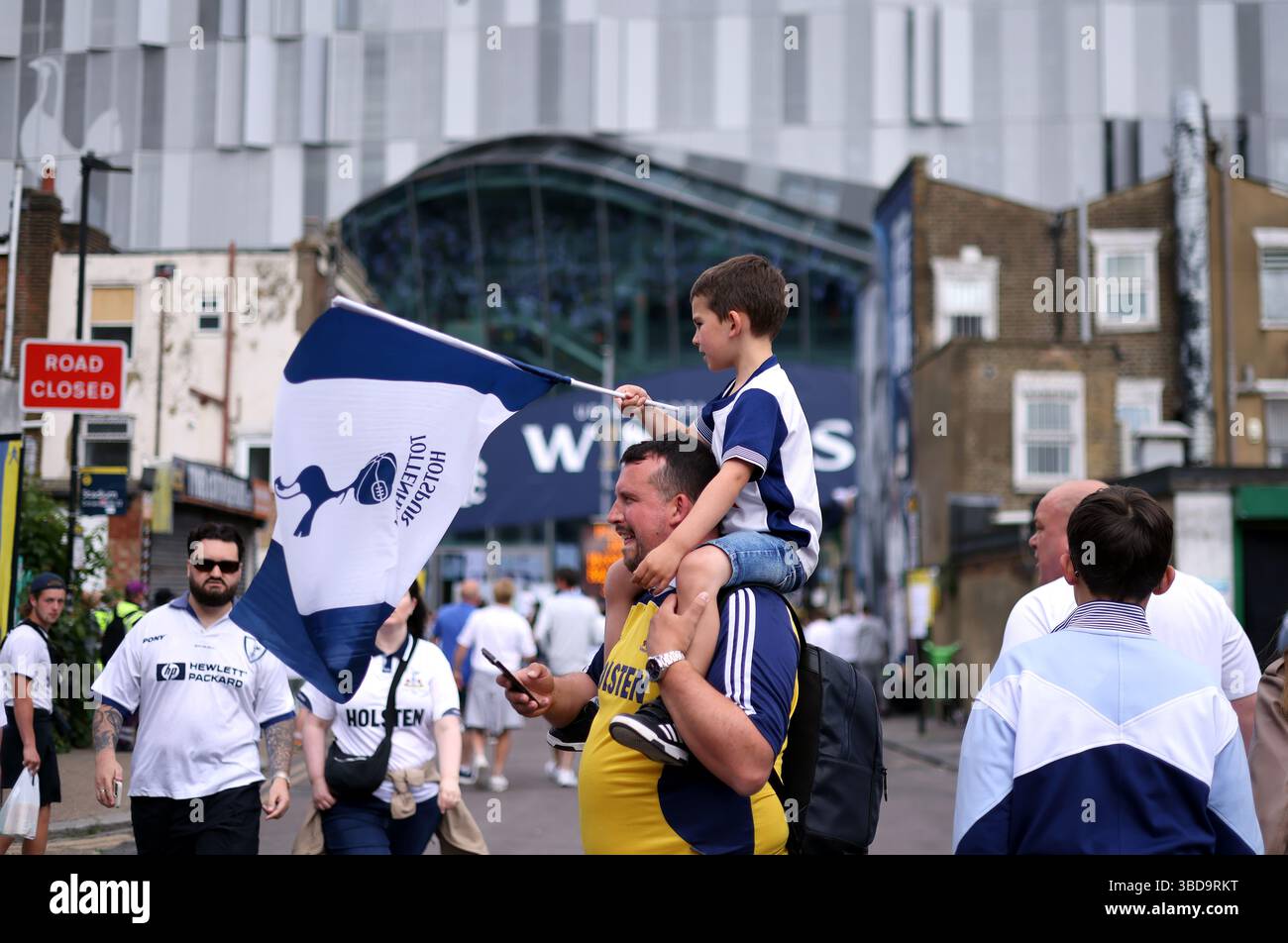 Tottenham Hotspur fans ahead of the Europa League winners parade in ...