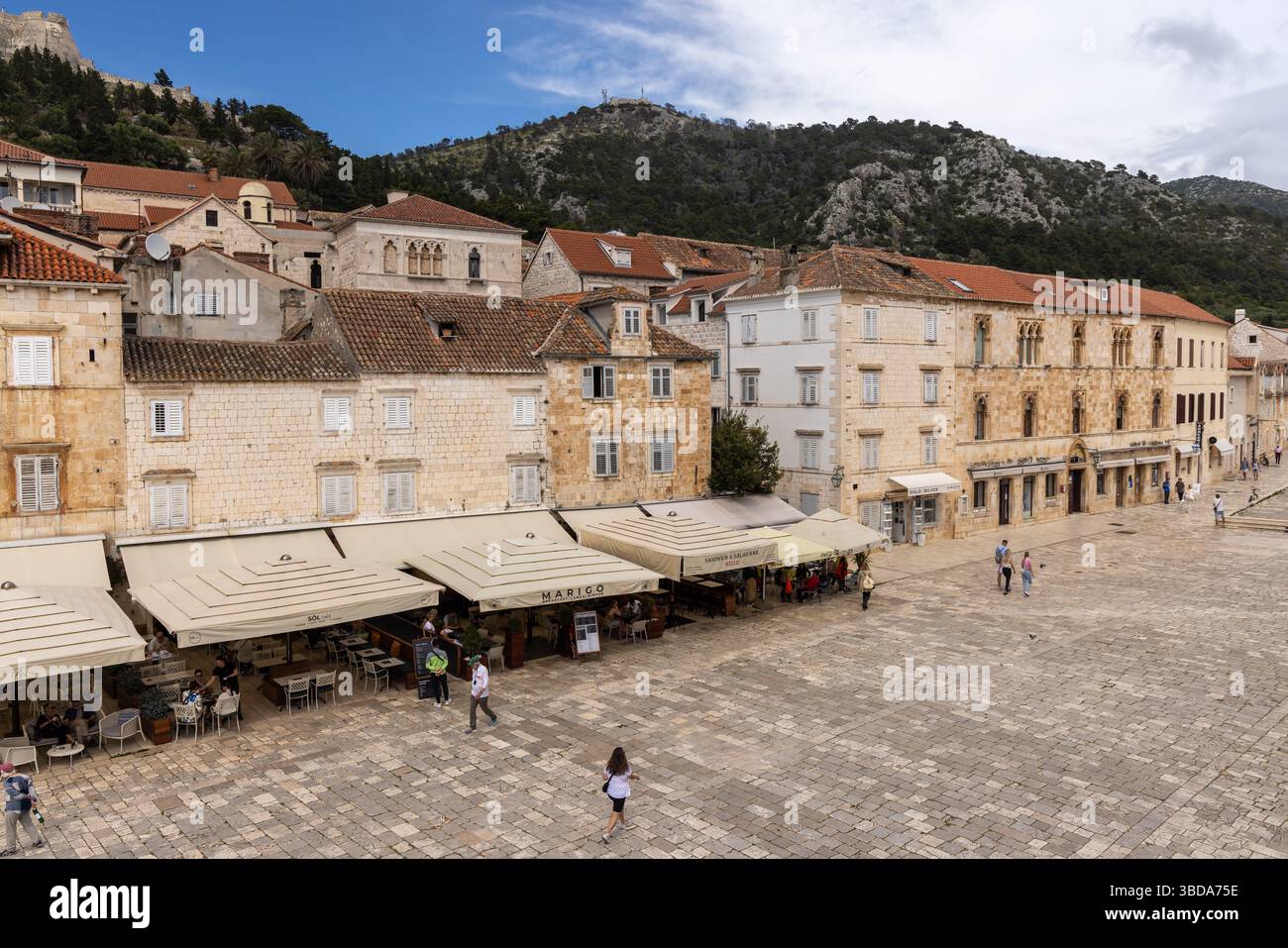 Historic St Stephens Square the main paved square in Hvar town with restaurants cafes, bars and shops, Hvar, Croatia, Europe Stock Photo