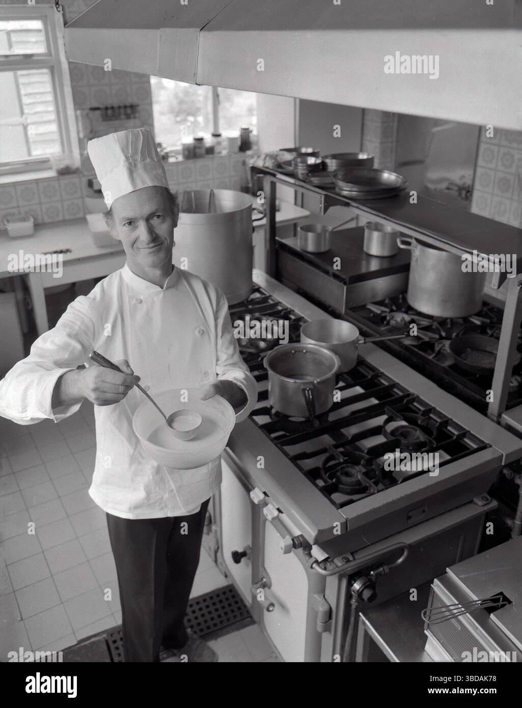 1985-a-chef-in-a-restaurant-kitchen-showing-a-sauce-he-has-prepared