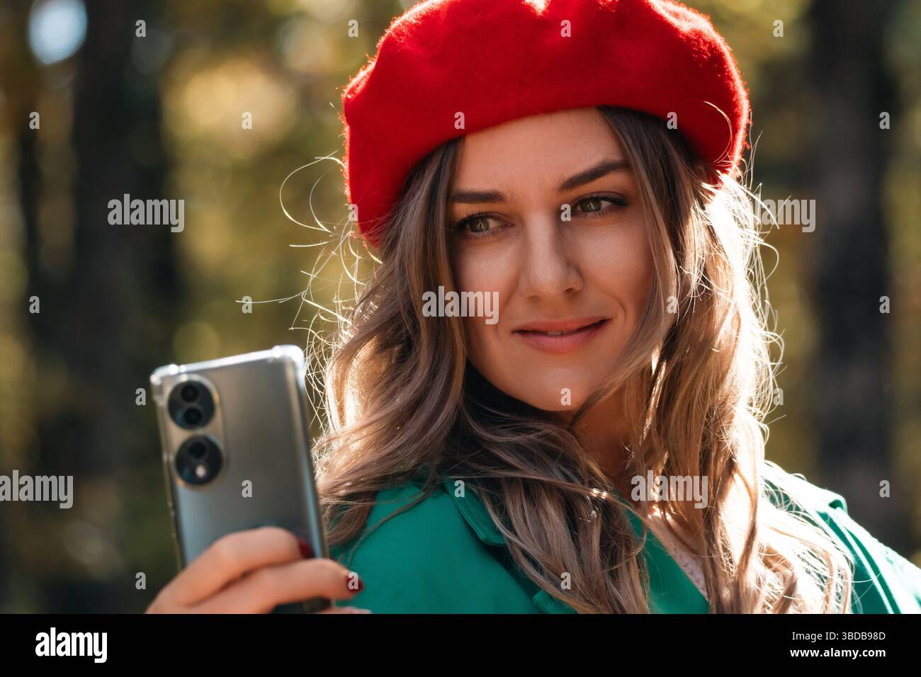 Lady in beret takes picture hi-res stock photography and images - Alamy