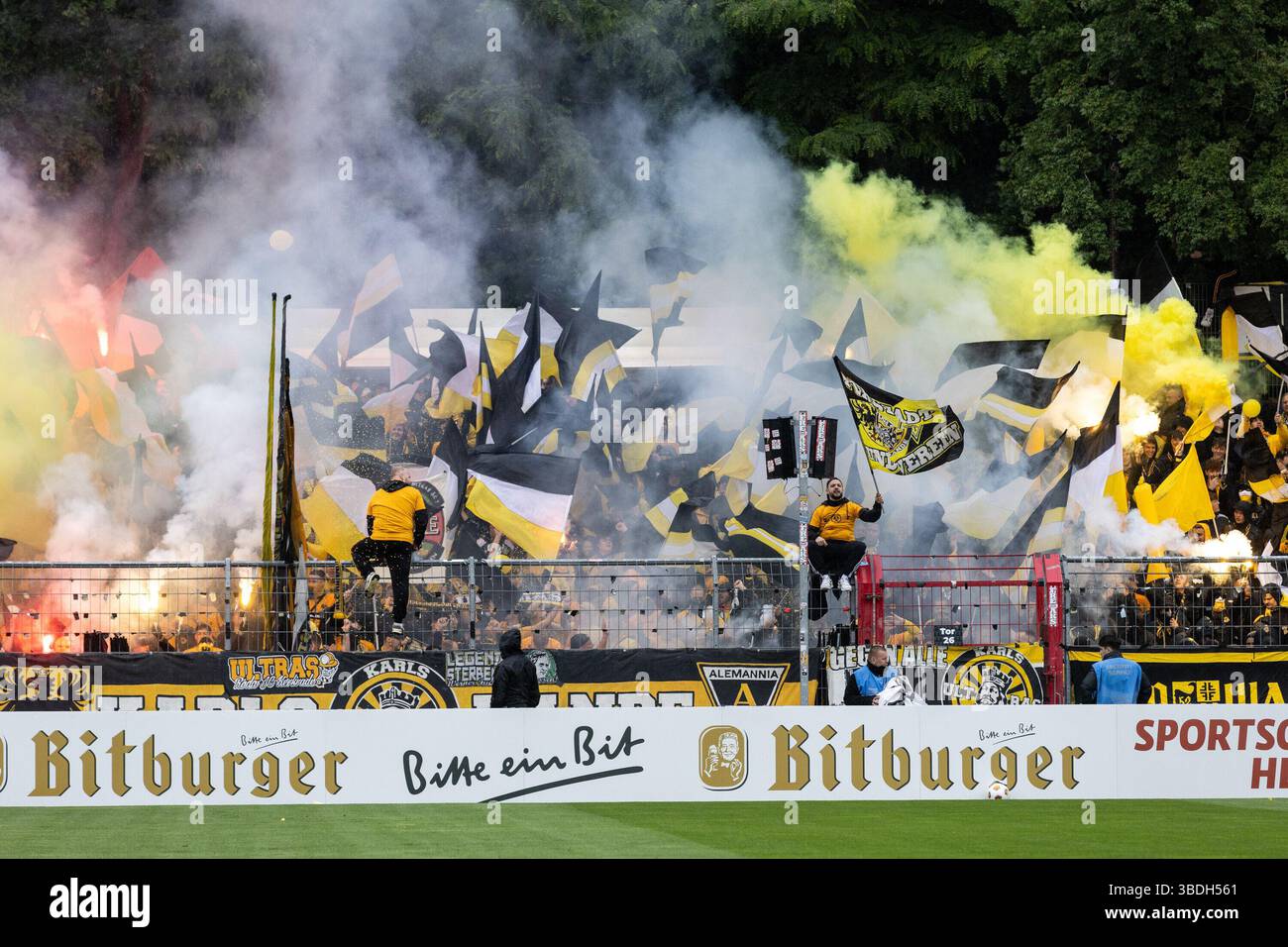 Fans von Alemannia Aachen, Pyrotechnik, Ultras Bitburger-Pokalfinale ...