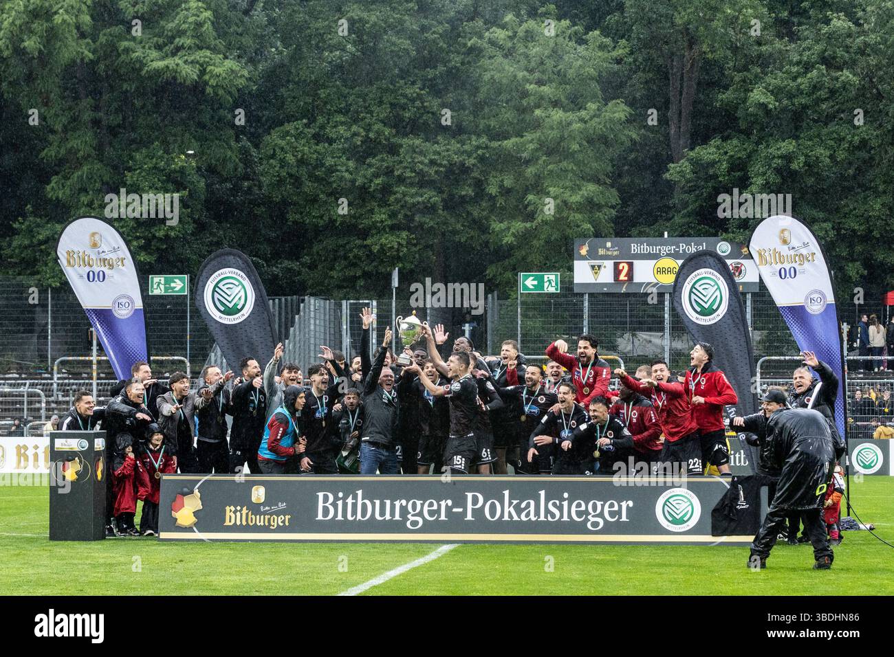 Viktoria K?ln, Siegerehrung nach dem Spiel. Viktoria K?ln mit dem Pokal ...